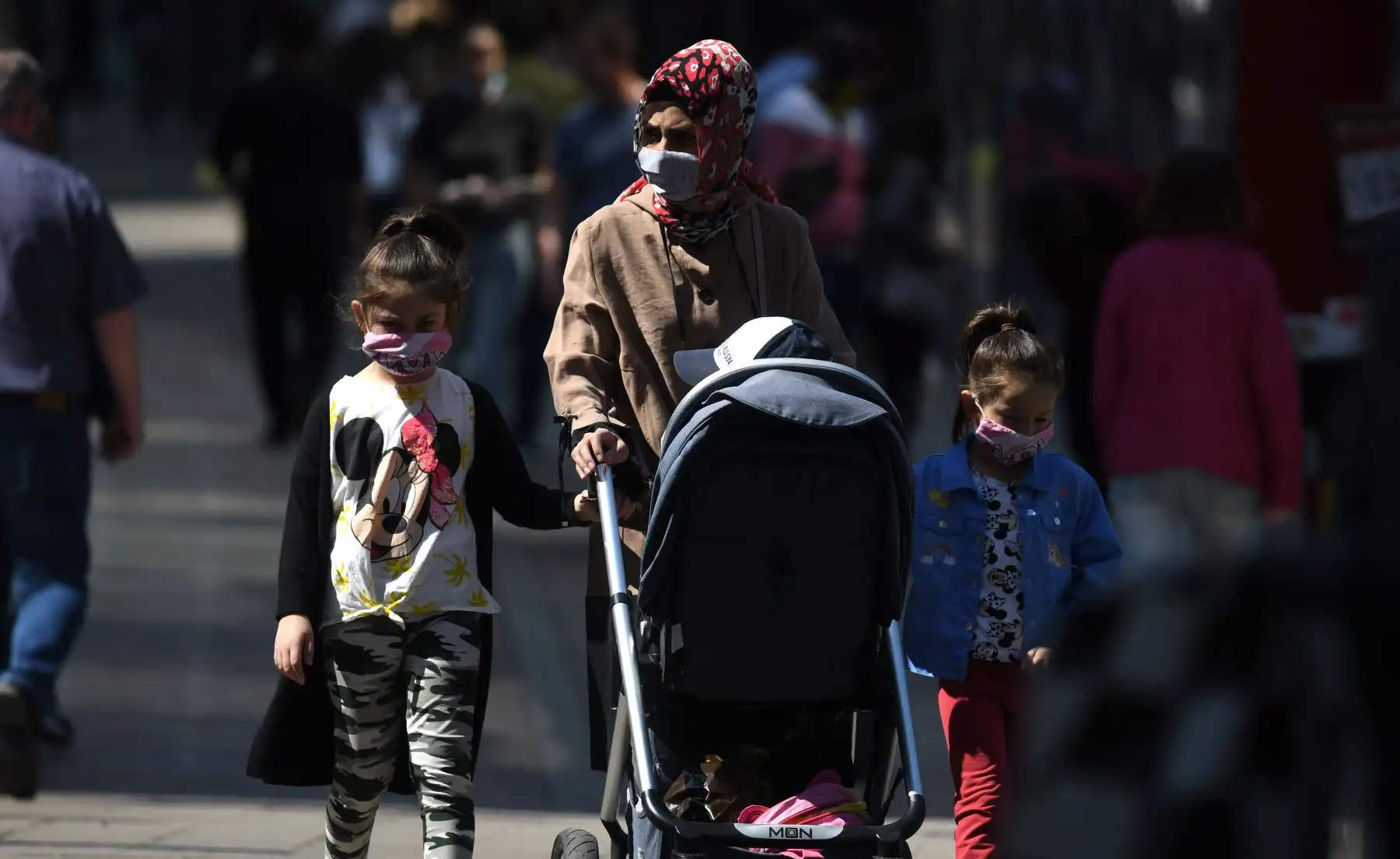 La gente usa máscaras faciales en el área peatonal de Dortmund el 27 de abril de 2020, en medio de la nueva pandemia de coronavirus COVID-19. Foto: AFP