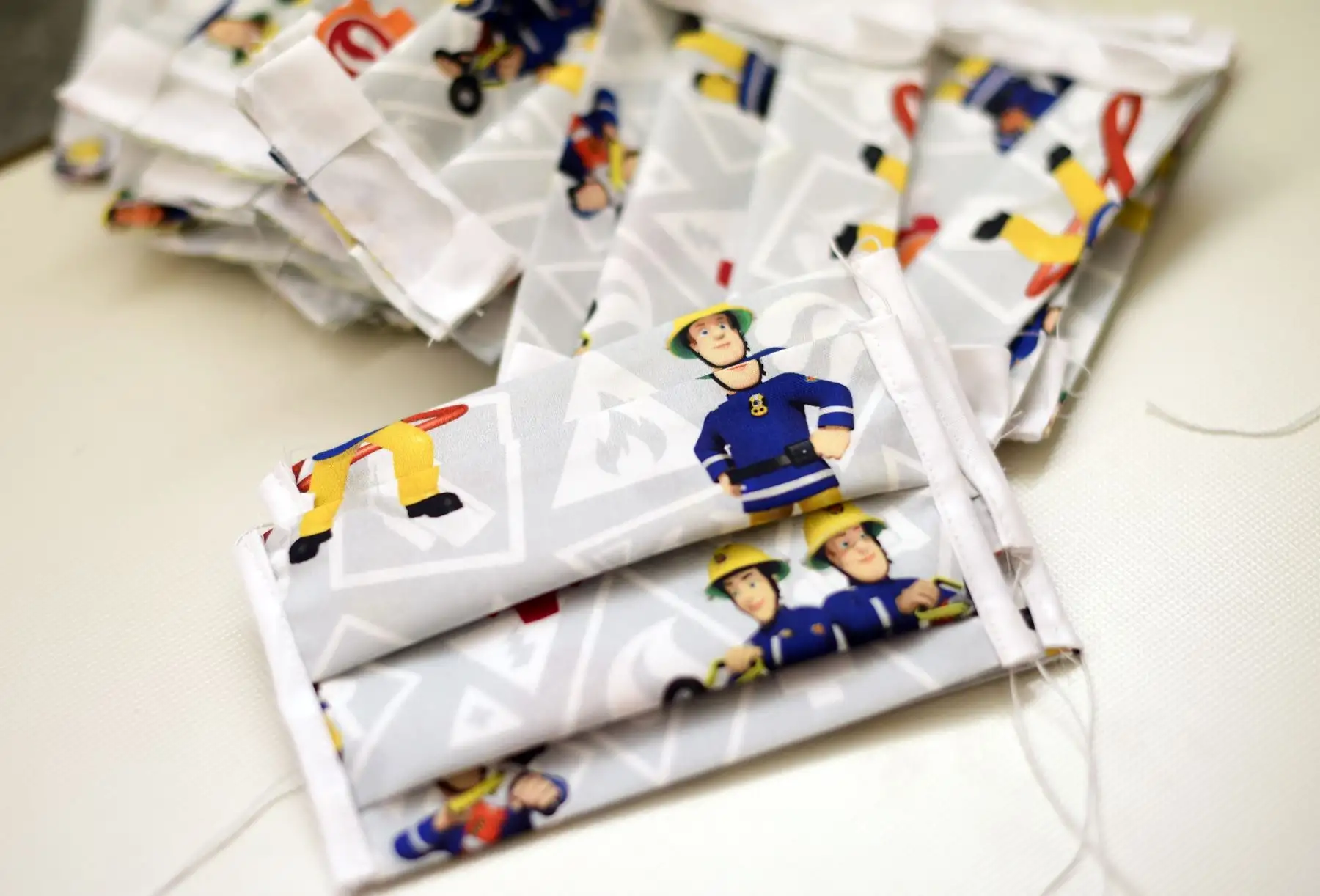 Las máscaras faciales para niños se exhiben en una sala de costura de una tienda de moda en Hamm el 27 de abril de 2020, en medio de la nueva pandemia de coronavirus COVID-19. Foto: AFP
