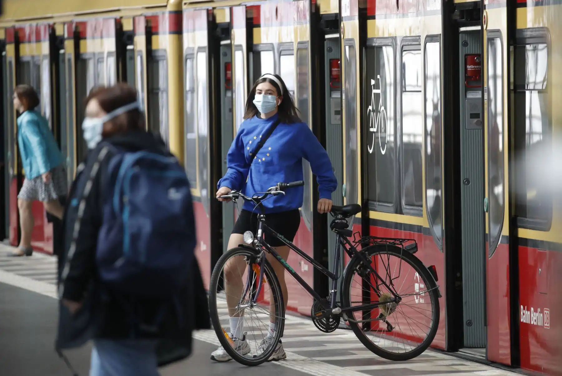La gente usa máscaras faciales en una estación de tren de cercanías S-Bahn en Berlín el 27 de abril de 2020 en Berlín, en medio de la nueva pandemia de coronavirus COVID-19. Foto: AFP