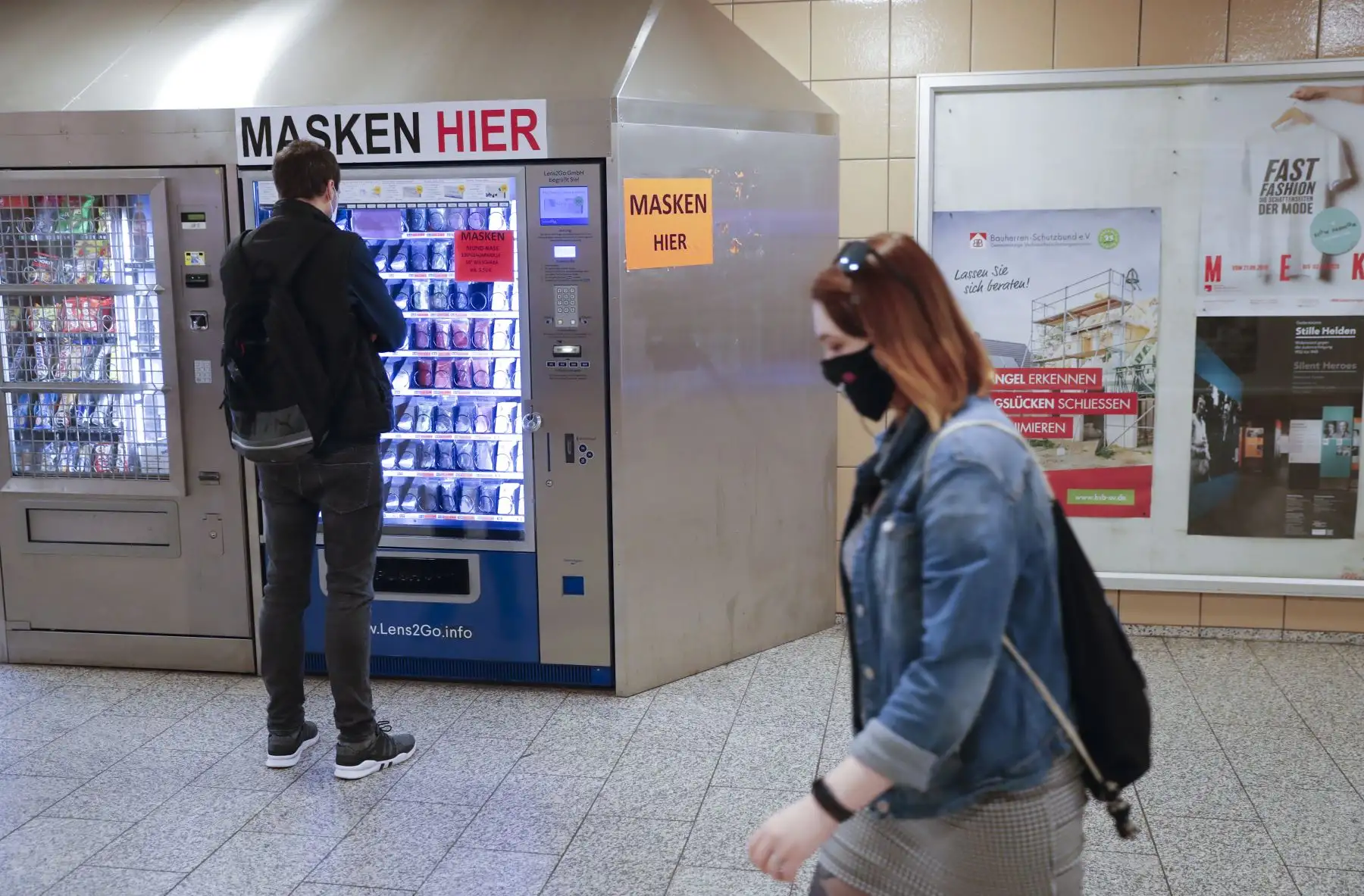 Un hombre compra una máscara facial de una máquina expendedora en una estación de tren de cercanías S-Bahn en Berlín en Berlín, en medio de la nueva pandemia de coronavirus COVID-19. Foto: AFP