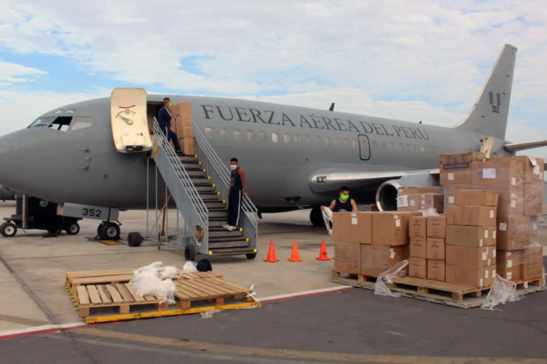 En coordinación con el MINSA, la Fuerza Aérea del Perú transportó, en un avión Boeing B-737-200 del Grupo Aéreo N°8, medicamentos y equipos para el tratamiento de personas con Covid19, a fin de ser distribuidos en nosocomios de Madre de Dios y Pucallpa.

Foto: Fuerza Aérea del Perú