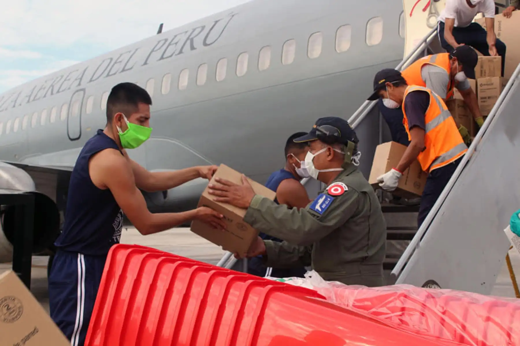 En coordinación con el MINSA, la Fuerza Aérea del Perú transportó, en un avión Boeing B-737-200 del Grupo Aéreo N°8, medicamentos y equipos para el tratamiento de personas con Covid19, a fin de ser distribuidos en nosocomios de Madre de Dios y Pucallpa.

Foto: Fuerza Aérea del Perú