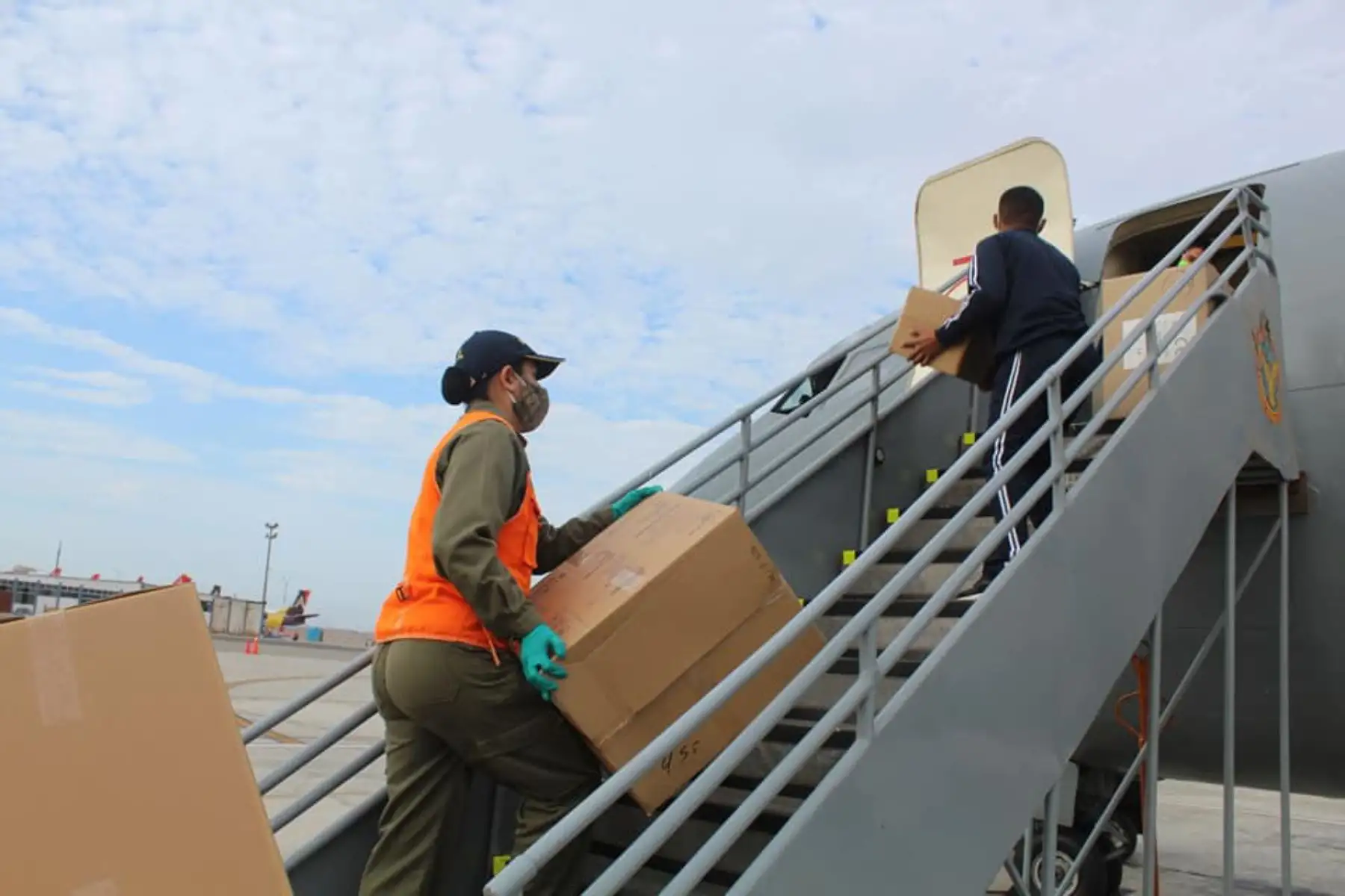 En coordinación con el MINSA, la Fuerza Aérea del Perú transportó, en un avión Boeing B-737-200 del Grupo Aéreo N°8, medicamentos y equipos para el tratamiento de personas con Covid19, a fin de ser distribuidos en nosocomios de Madre de Dios y Pucallpa.

Foto: Fuerza Aérea del Perú