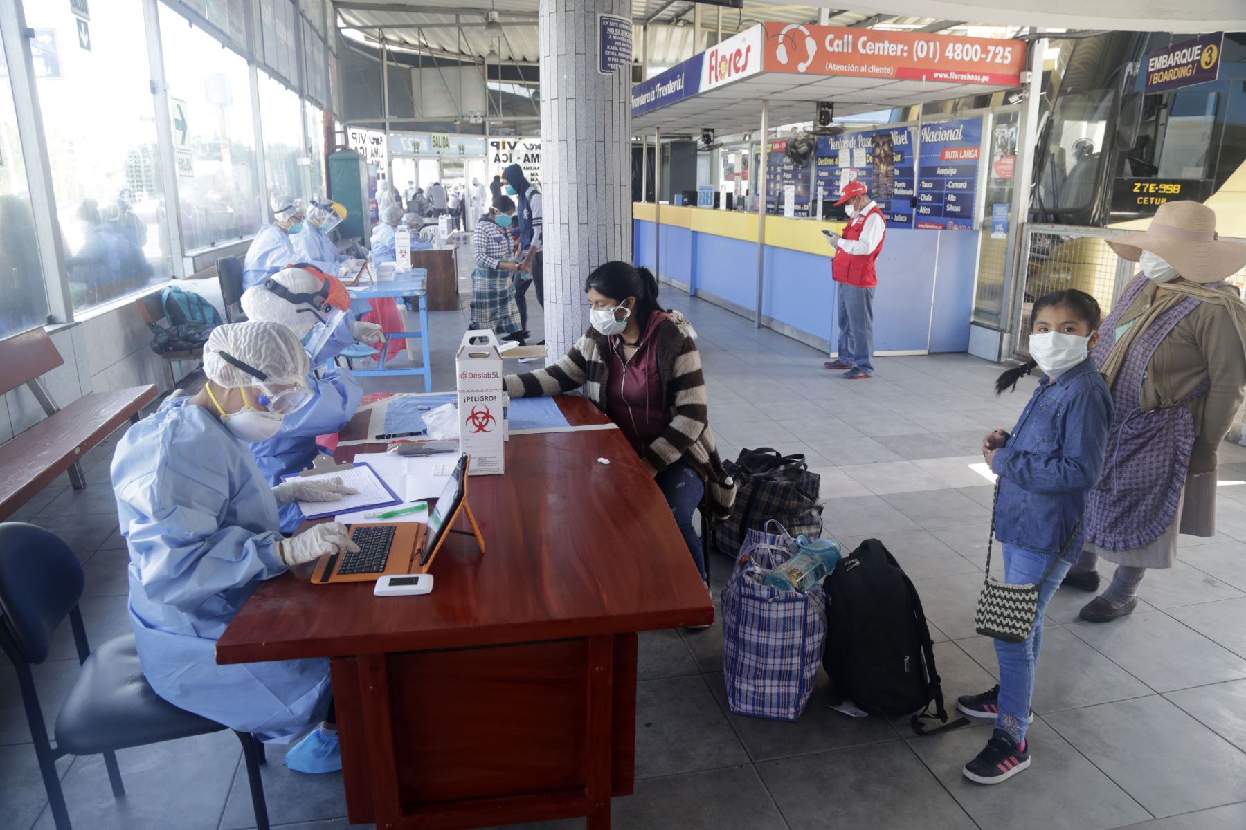 El Ministerio de Vivienda, Construcción y Saneamiento coordinó el traslado de 483 personas a Puno. Foto: ANDINA/Difusión