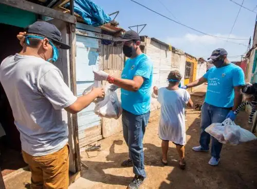 Panes producidos en las escuelas de panadería del Gobierno Regional del Callao son distribuidos casa por casa a las poblaciones más vulnerables de los siete distritos de la región porteña.