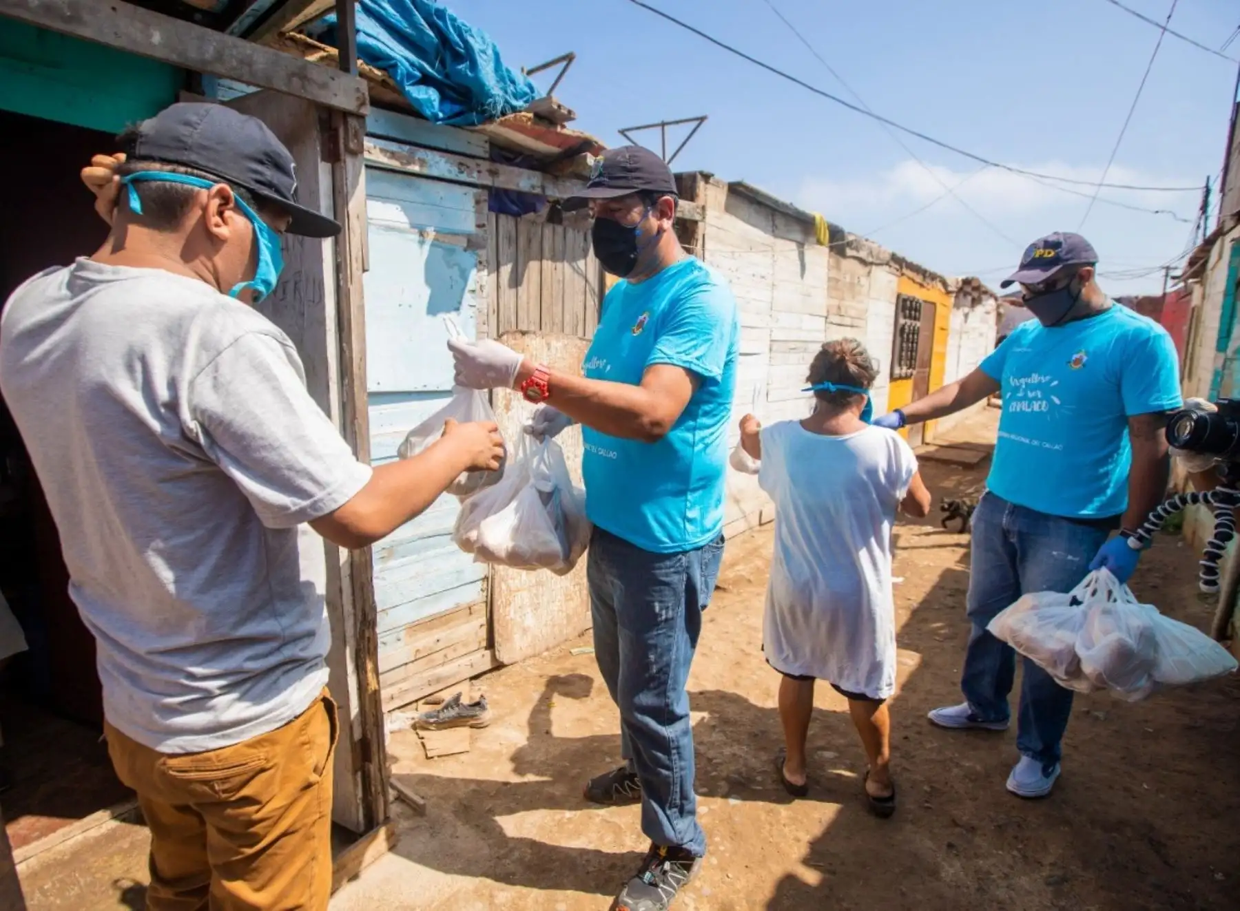 Panes producidos en las escuelas de panadería del Gobierno Regional del Callao son distribuidos casa por casa a las poblaciones más vulnerables de los siete distritos de la región porteña.