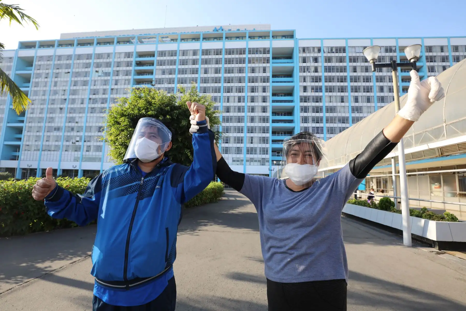 María Cristina, Luis y Lenín en alianza con el equipo multidisciplinario de la unidad de cuidados intensivos (UCI) de EsSalud iniciaron la batalla contra el coronavirus y lo vencieron; lograron regresar a casa con sus seres queridos.
Foto: EsSalud
