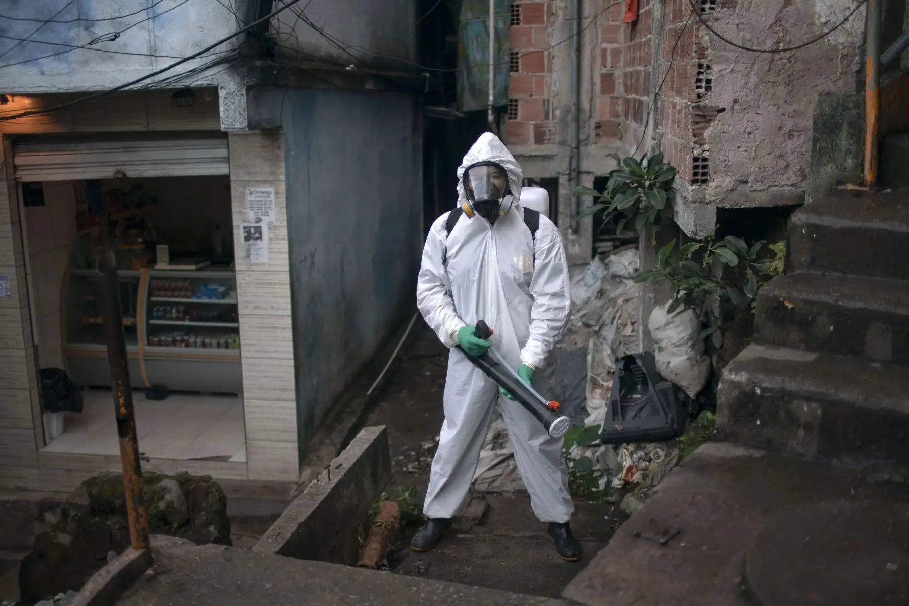 Un trabajador posa para una foto en un traje de protección mientras desinfecta la favela de Santa Marta en Río de Janeiro, Brasil, el 20 de abril de 2020 durante la pandemia de coronavirus COVID-19.