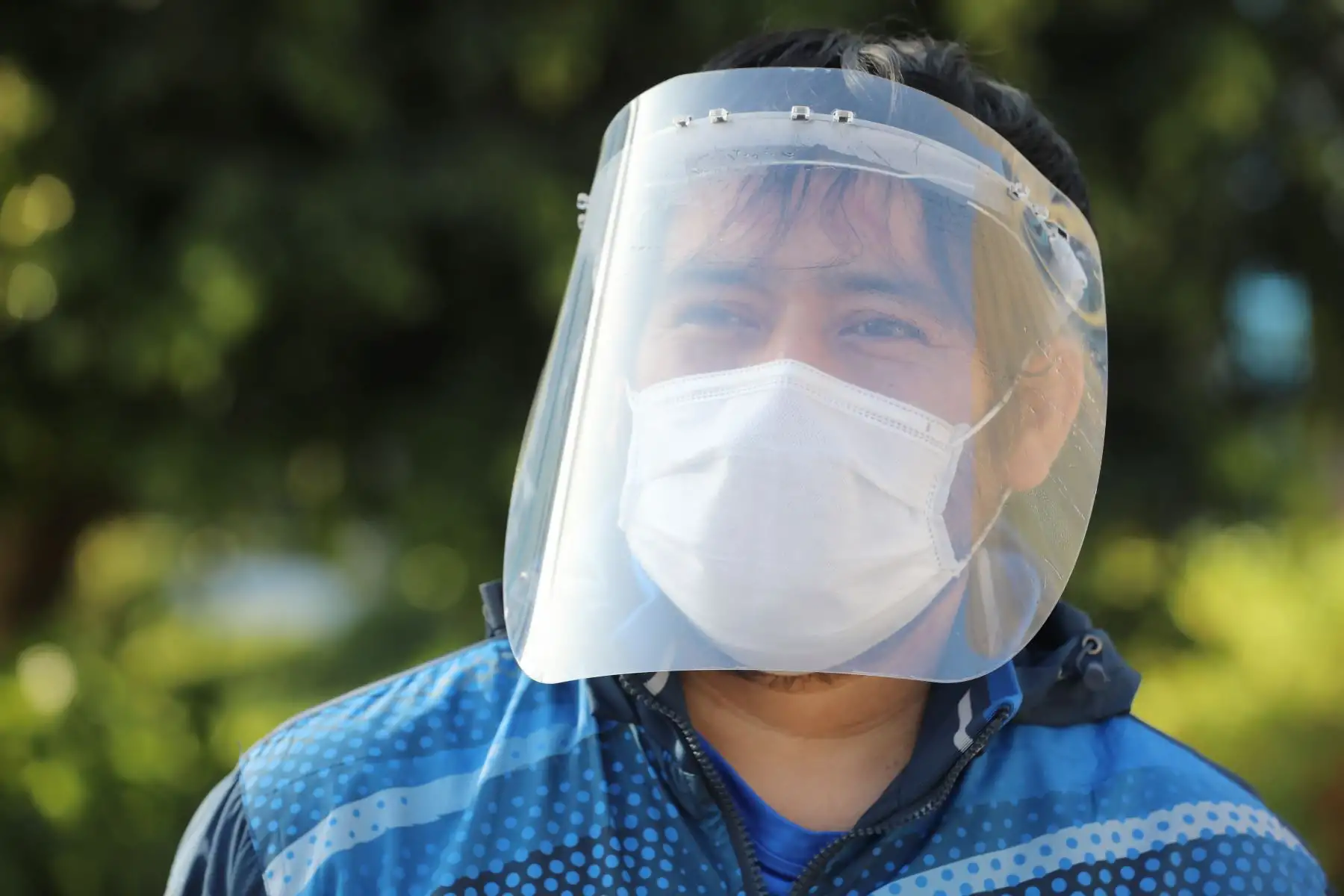 María Cristina, Luis y Lenín en alianza con el equipo multidisciplinario de la unidad de cuidados intensivos (UCI) de EsSalud iniciaron la batalla contra el coronavirus y lo vencieron; lograron regresar a casa con sus seres queridos.
Foto: EsSalud