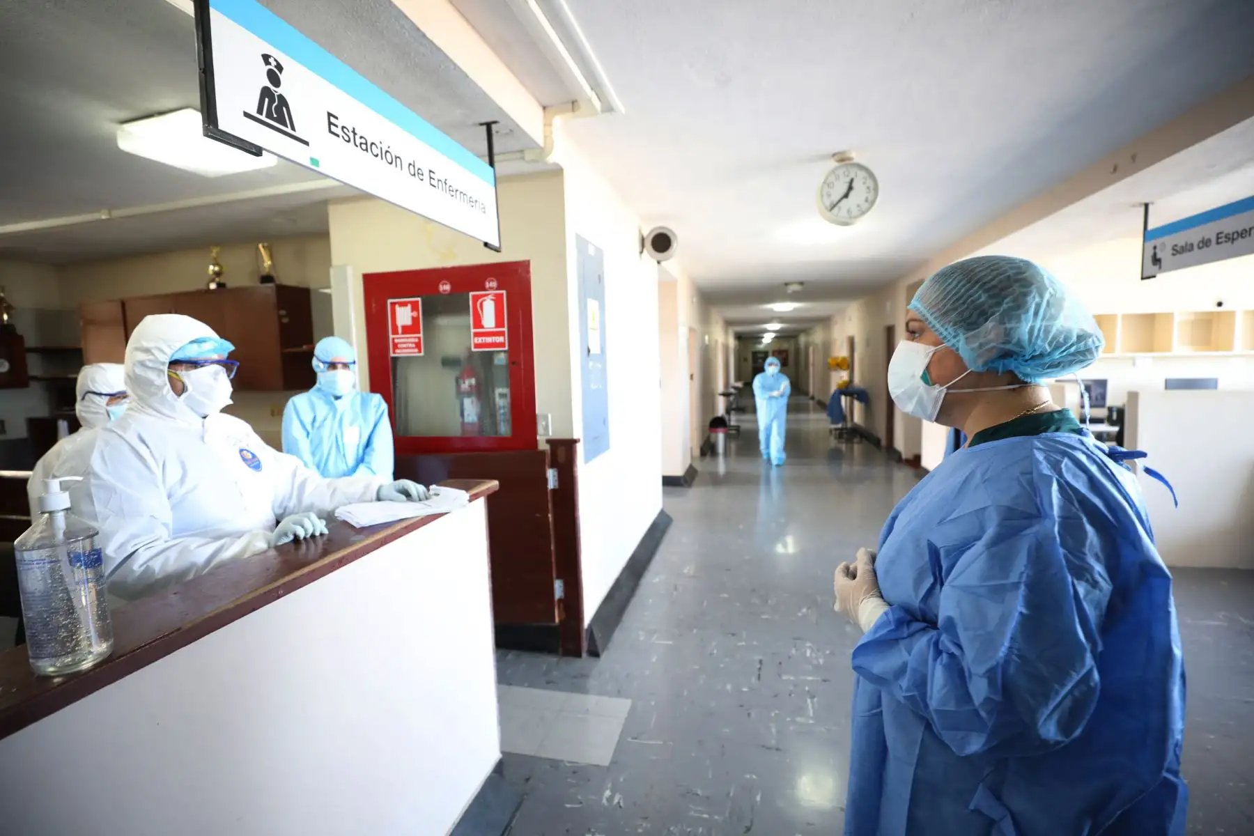 María Cristina, Luis y Lenín en alianza con el equipo multidisciplinario de la unidad de cuidados intensivos (UCI) de EsSalud iniciaron la batalla contra el coronavirus y lo vencieron; lograron regresar a casa con sus seres queridos.
Foto: EsSalud
