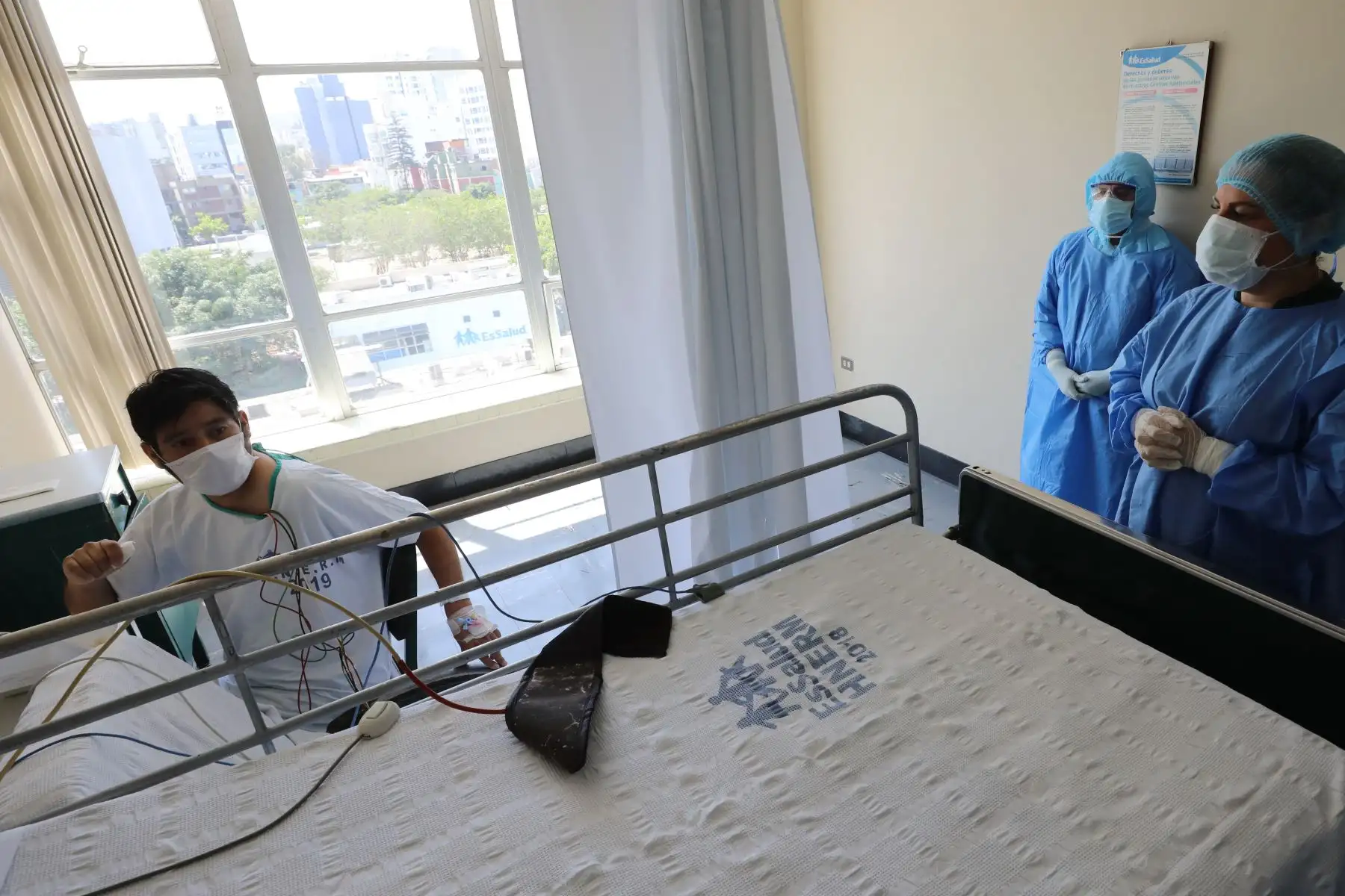 María Cristina, Luis y Lenín en alianza con el equipo multidisciplinario de la unidad de cuidados intensivos (UCI) de EsSalud iniciaron la batalla contra el coronavirus y lo vencieron; lograron regresar a casa con sus seres queridos.
Foto: EsSalud