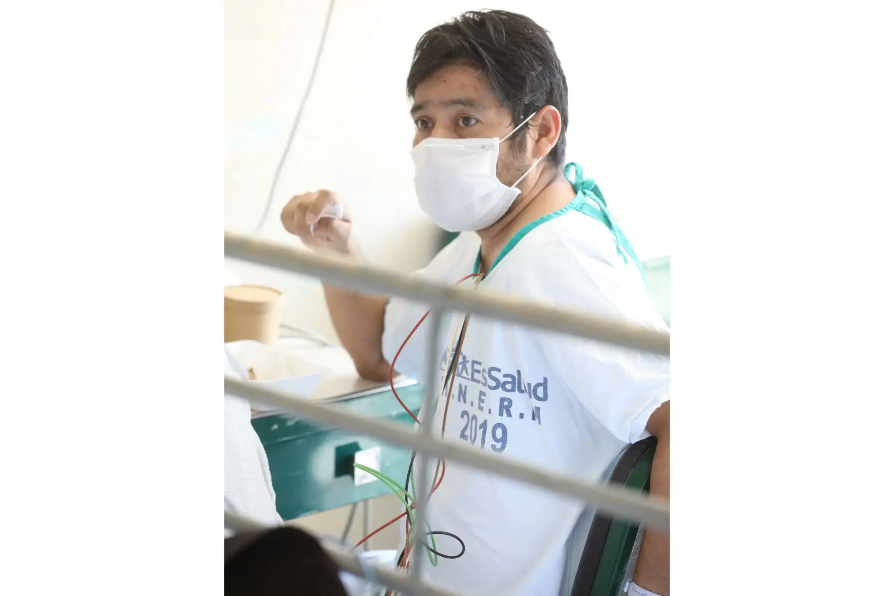 María Cristina, Luis y Lenín en alianza con el equipo multidisciplinario de la unidad de cuidados intensivos (UCI) de EsSalud iniciaron la batalla contra el coronavirus y lo vencieron; lograron regresar a casa con sus seres queridos.
Foto: EsSalud