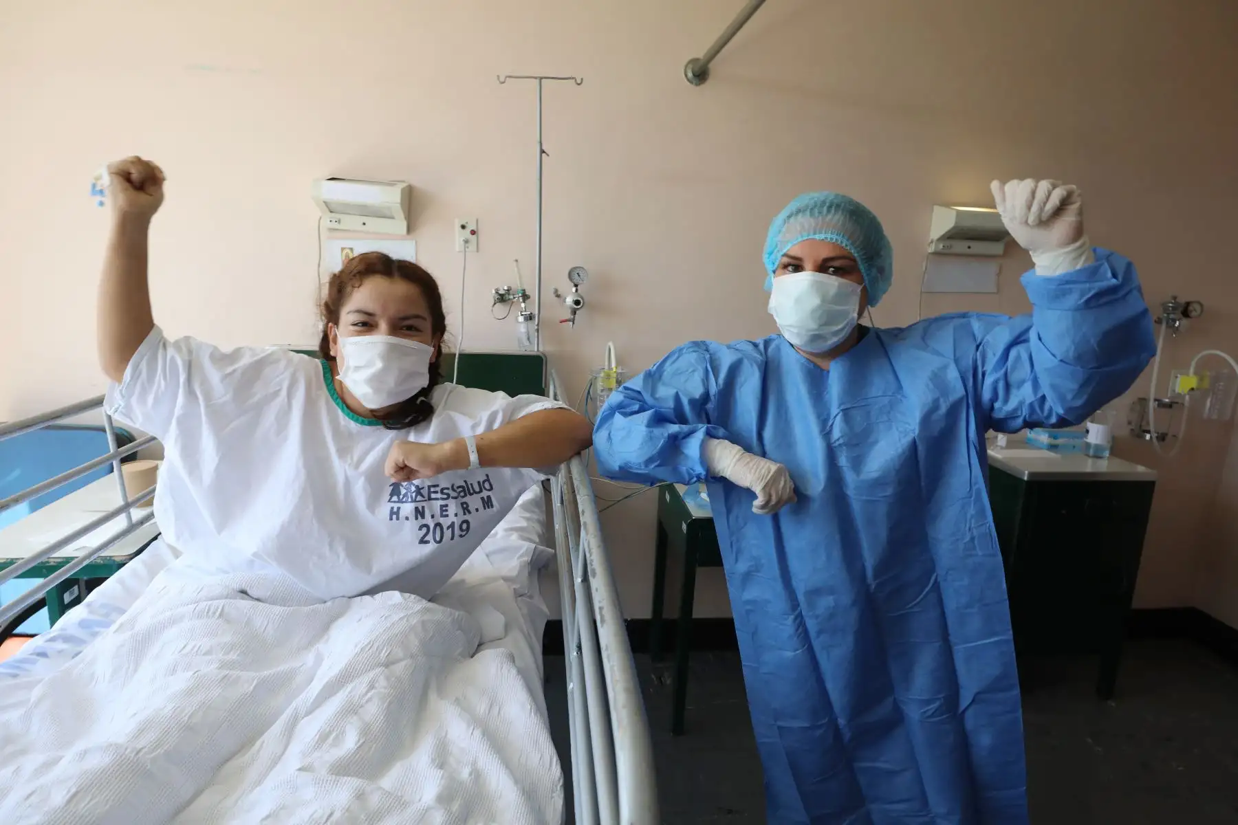 María Cristina, Luis y Lenín en alianza con el equipo multidisciplinario de la unidad de cuidados intensivos (UCI) de EsSalud iniciaron la batalla contra el coronavirus y lo vencieron; lograron regresar a casa con sus seres queridos.
Foto: EsSalud