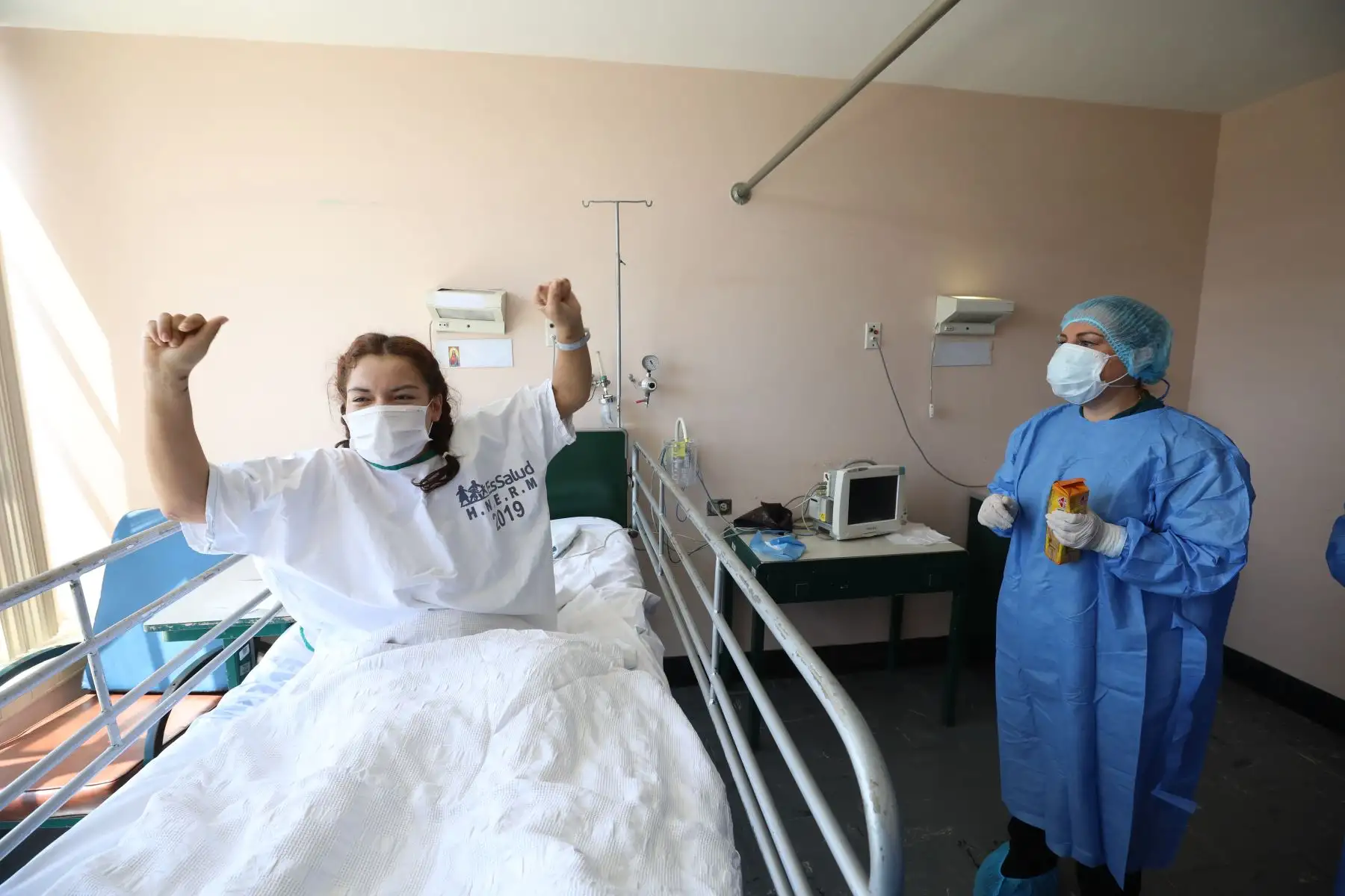 María Cristina, Luis y Lenín en alianza con el equipo multidisciplinario de la unidad de cuidados intensivos (UCI) de EsSalud iniciaron la batalla contra el coronavirus y lo vencieron; lograron regresar a casa con sus seres queridos.
Foto: EsSalud