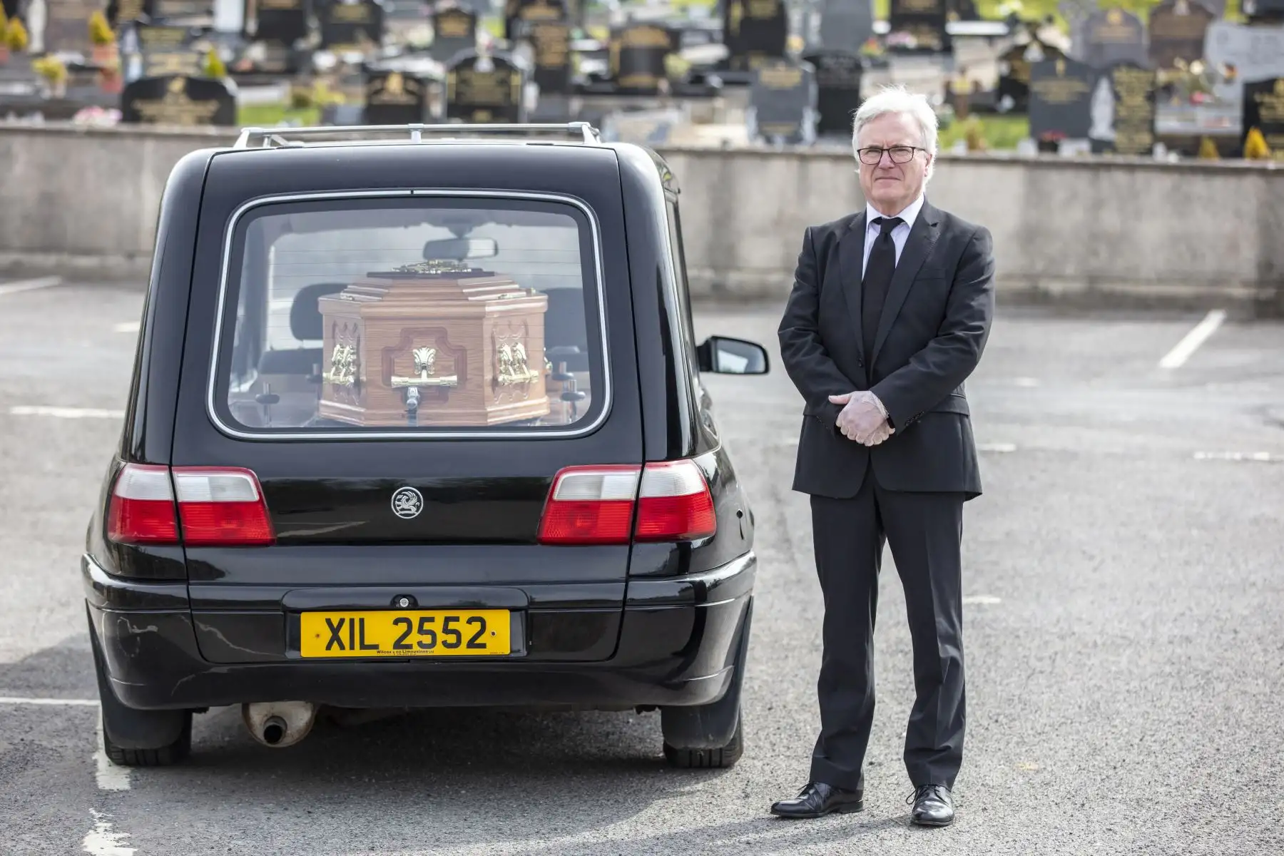 Un director funerario posa frente a la iglesia de Saint Ninnidhs en Derrylin, Irlanda del Norte, el 22 de abril de 2020 durante la pandemia del coronavirus COVID-19. Foto: AFP