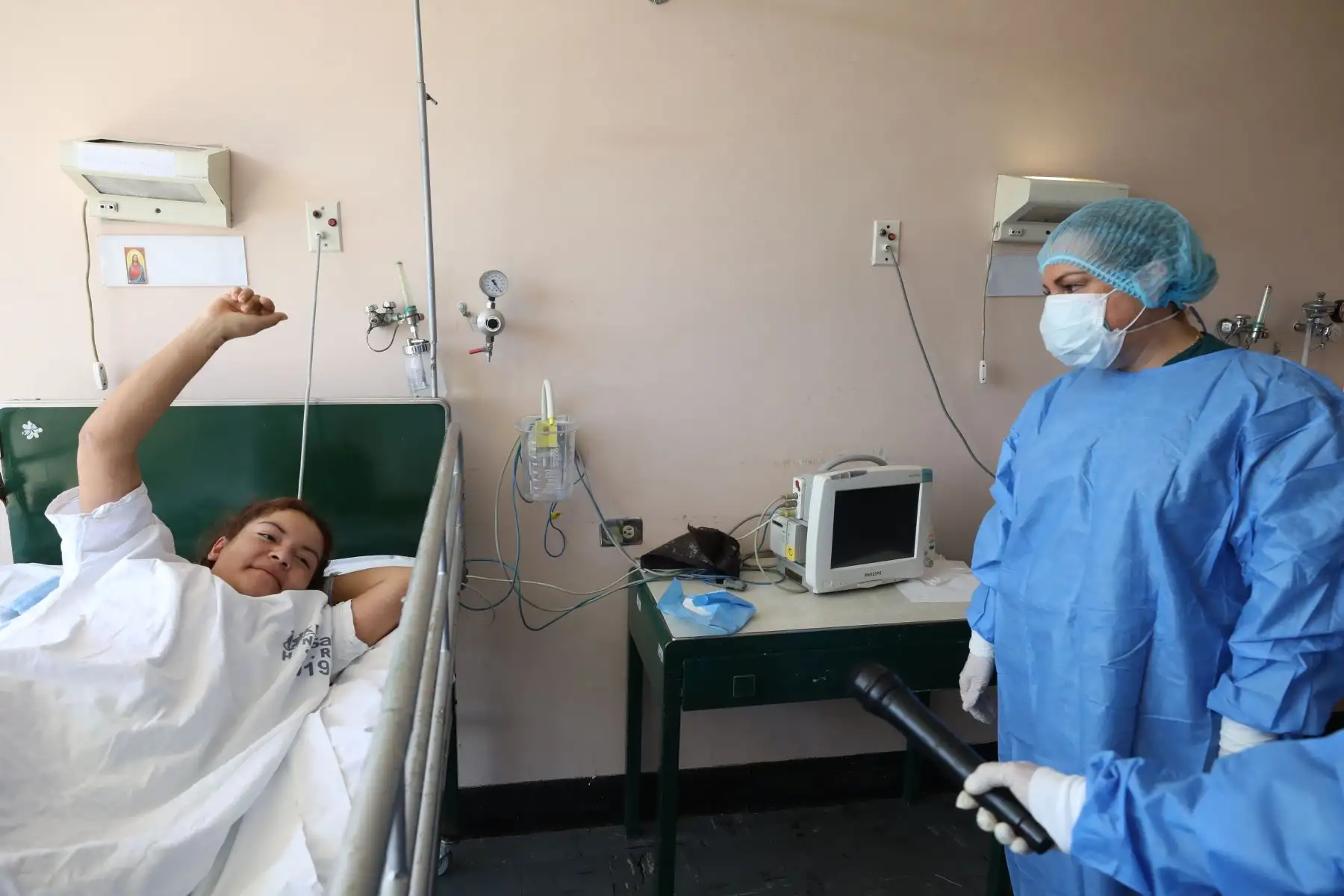 María Cristina, Luis y Lenín en alianza con el equipo multidisciplinario de la unidad de cuidados intensivos (UCI) de EsSalud iniciaron la batalla contra el coronavirus y lo vencieron; lograron regresar a casa con sus seres queridos.
Foto: EsSalud