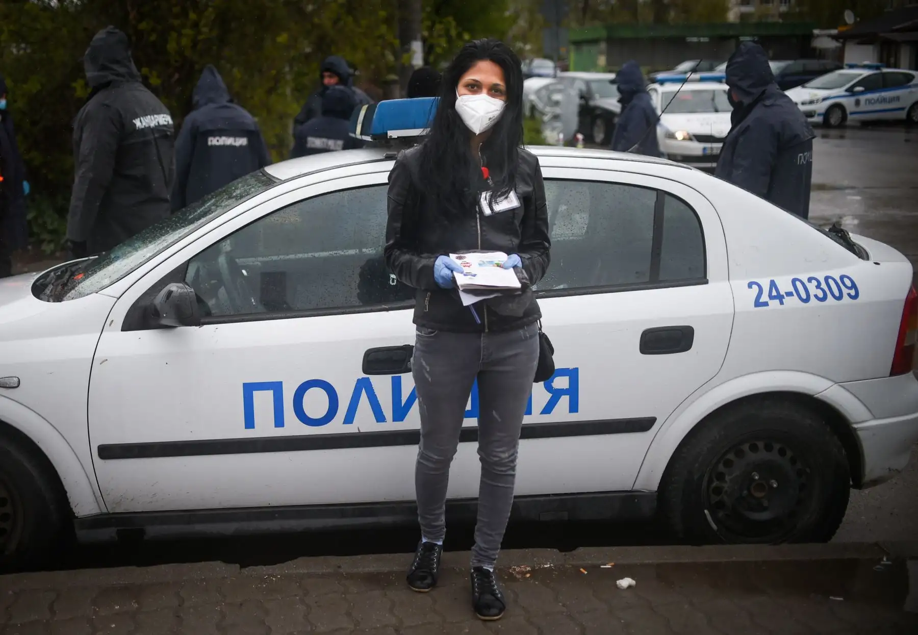 Maria Dimitrova, de 27 años, una mediadora de salud de los romaníes, posa para una foto frente a un punto de control policial en la entrada de Fakulteta, el distrito más grande poblado de romaníes en Sofía, el 21 de abril de 2020 durante la pandemia de coronavirus COVID-19. Foto: AFP