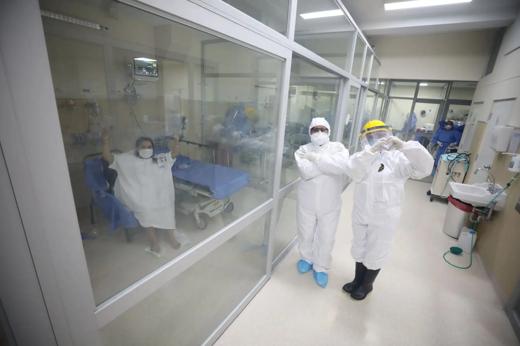 María Cristina, Luis y Lenín en alianza con el equipo multidisciplinario de la unidad de cuidados intensivos (UCI) de EsSalud iniciaron la batalla contra el coronavirus y lo vencieron; lograron regresar a casa con sus seres queridos.
Foto: EsSalud