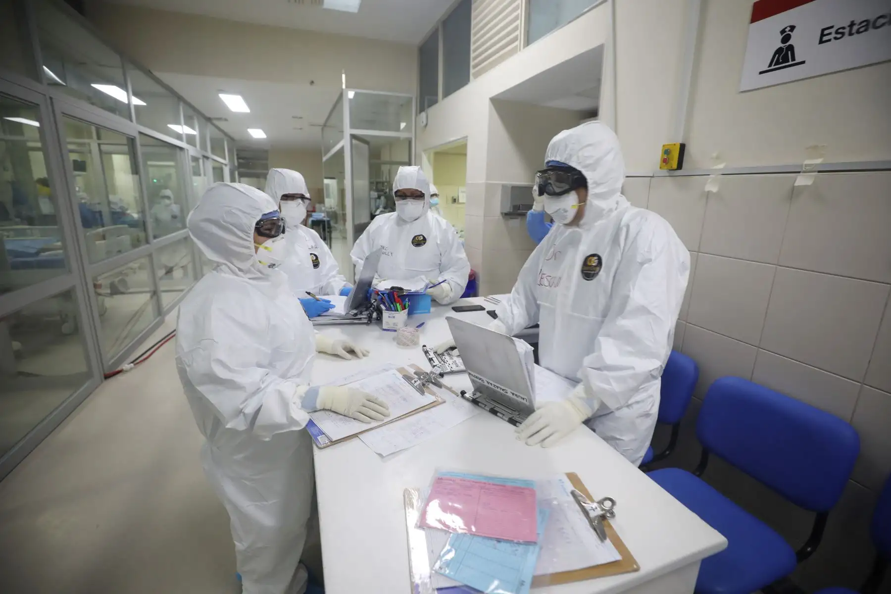 María Cristina, Luis y Lenín en alianza con el equipo multidisciplinario de la unidad de cuidados intensivos (UCI) de EsSalud iniciaron la batalla contra el coronavirus y lo vencieron; lograron regresar a casa con sus seres queridos.
Foto: EsSalud