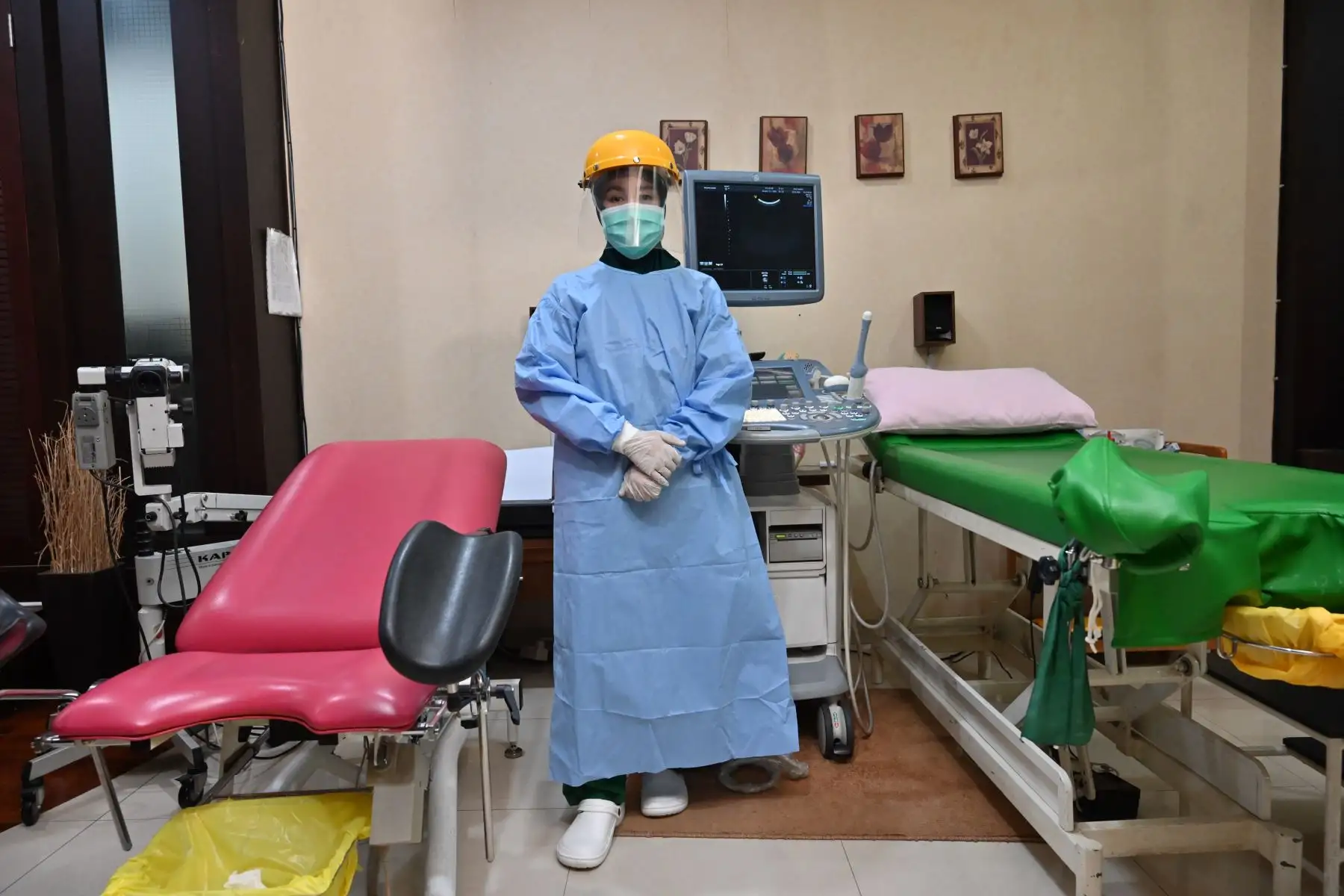 El indonesio Ika Sri Purnamaningsih, de 41 años, obstetra-ginecólogo, posa para una foto en Yakarta el 22 de abril de 2020 durante la pandemia del coronavirus COVID-19. Foto: AFP