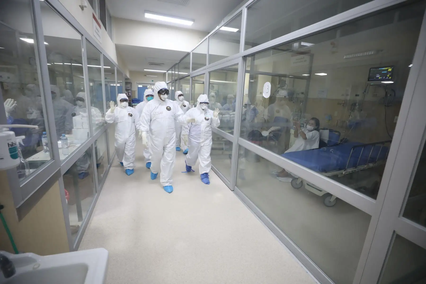 María Cristina, Luis y Lenín en alianza con el equipo multidisciplinario de la unidad de cuidados intensivos (UCI) de EsSalud iniciaron la batalla contra el coronavirus y lo vencieron; lograron regresar a casa con sus seres queridos.
Foto: EsSalud
