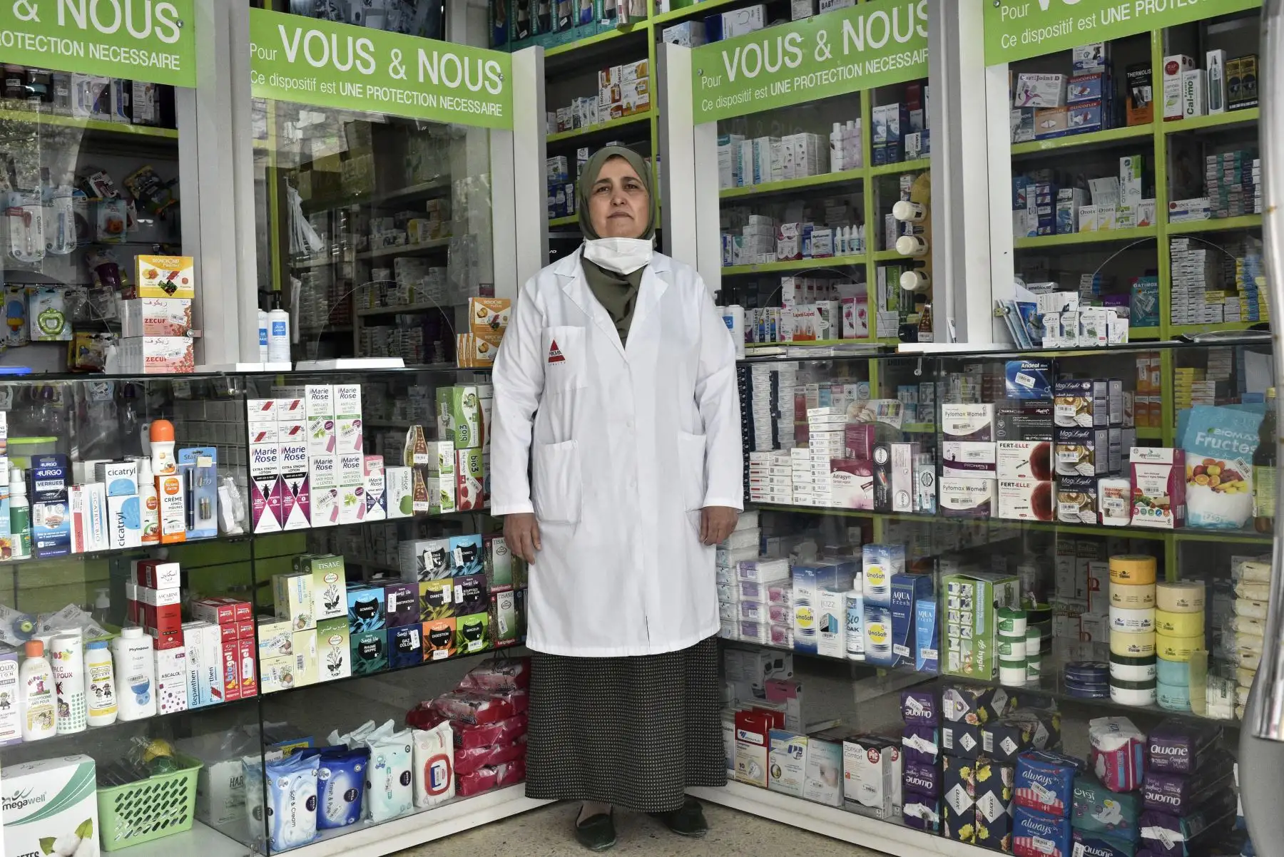 Nassiba Belgherbi, farmacéutica de 55 años, posa para una foto en su farmacia en la capital de Argelia, Argel, el 23 de abril de 2020 durante la pandemia de coronavirus COVID-19. Foto: AFP