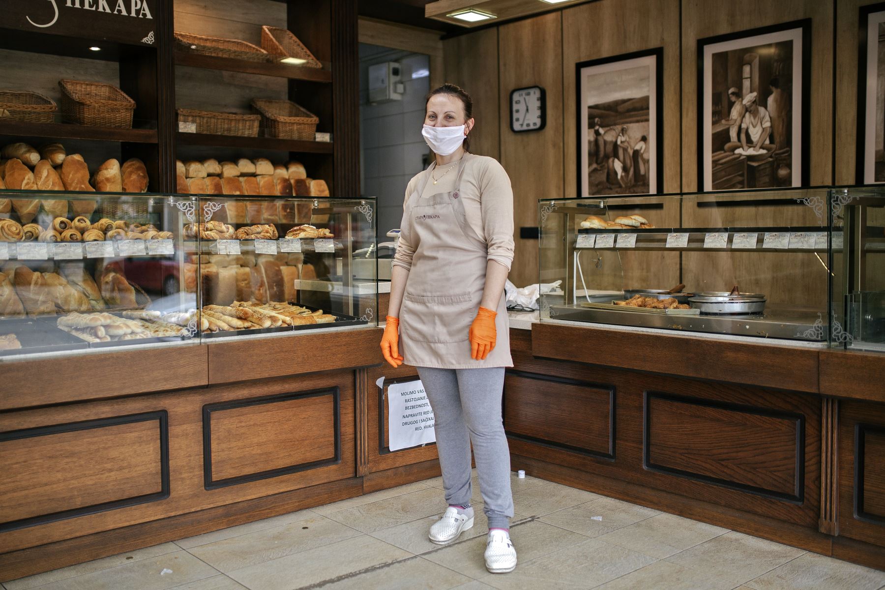Javorka Lazic, de 35 años, panadero, posa para una foto en Mladenovac, Serbia, el 21 de abril de 2020 durante la pandemia del coronavirus COVID-19. Foto: AFP
