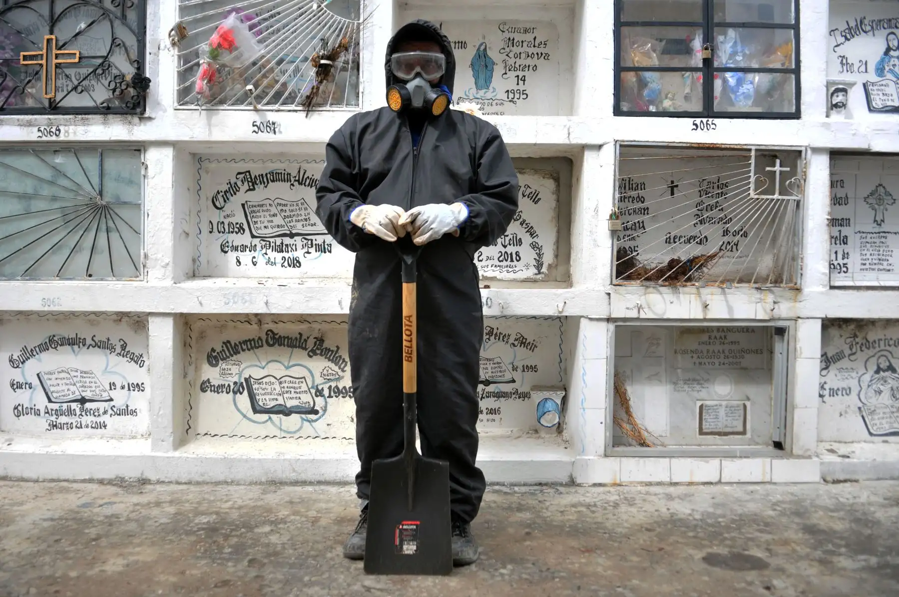 El ecuatoriano Alexis Pereira, que trabaja en el cementerio municipal de Angel Maria Canals, posa en Guayaquil, Ecuador el 23 de abril de 2020 durante la pandemia del coronavirus COVID-19. Foto: AFP
