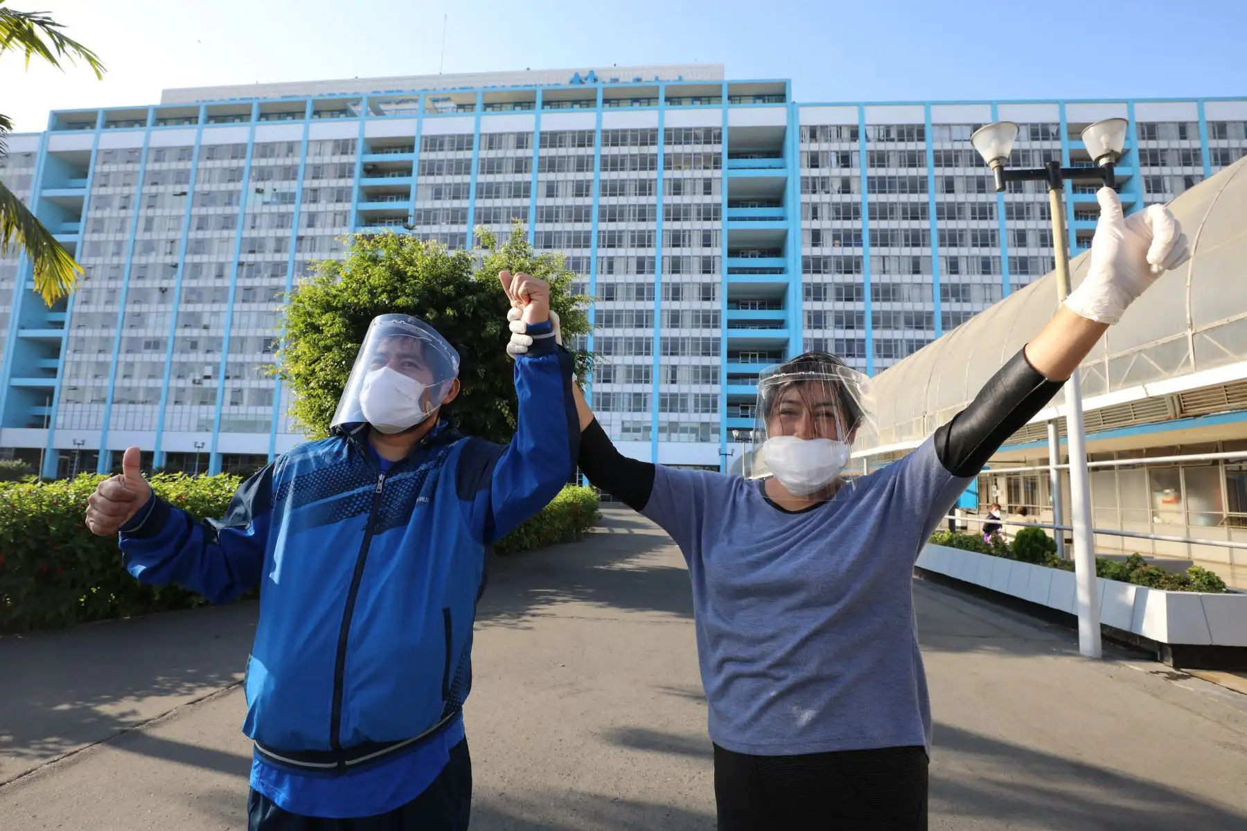 Pacientes de EsSalud reciben el alta médica tras sobreponerse al coronavirus.