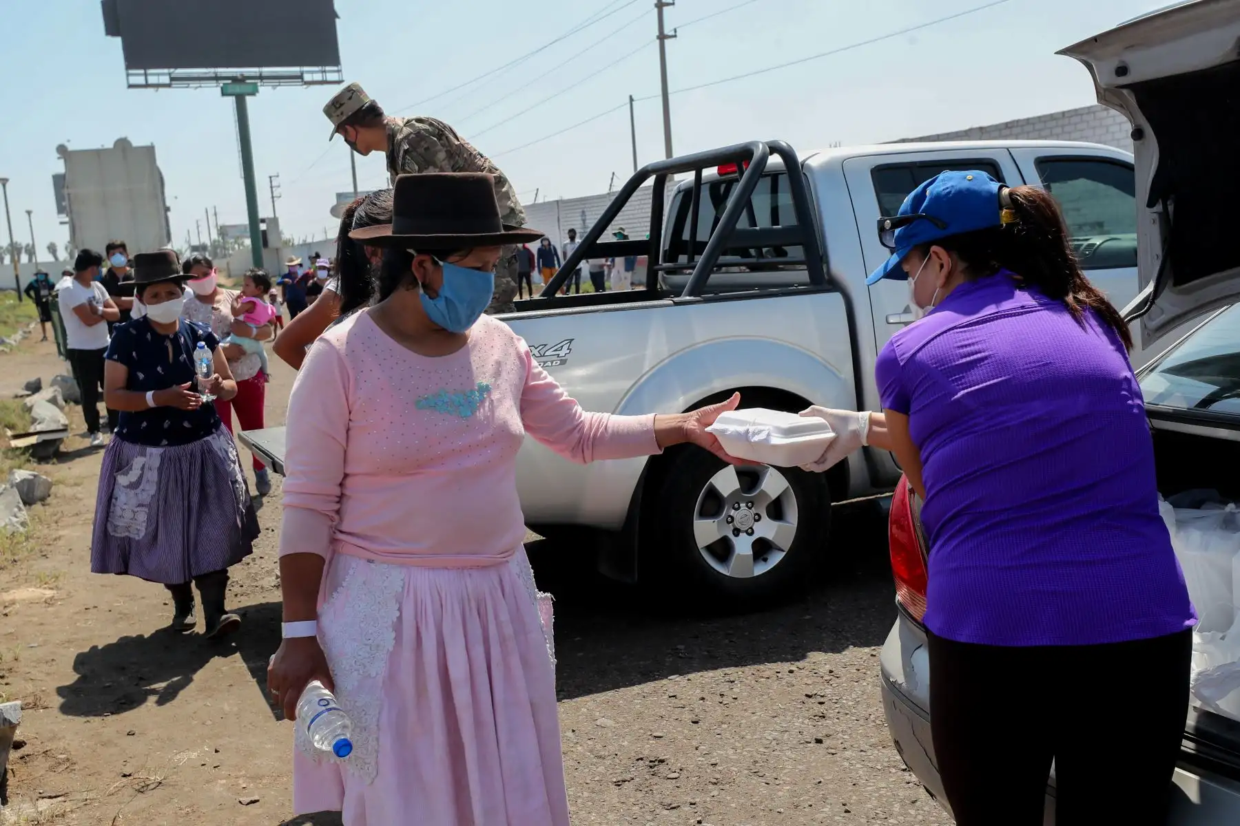 Ministerio del Ambiente brinda apoyo personas vulnerables por el  Covid-19 que se dirigen a sus lugares de origines en las regiones. 
Foto: Minam