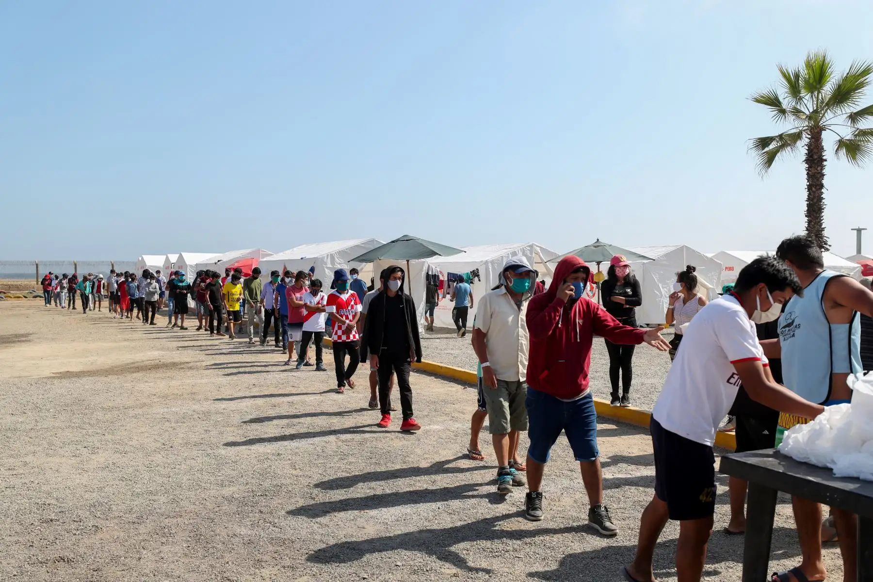 Ministerio del Ambiente brinda apoyo personas vulnerables por el  Covid-19 que se dirigen a sus lugares de origines en las regiones. 
Foto: Minam