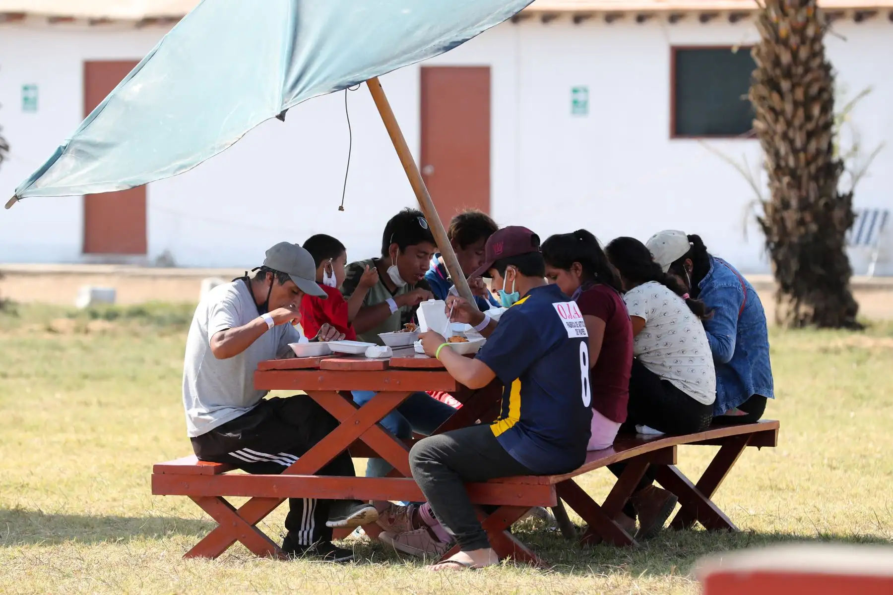 Ministerio del Ambiente brinda apoyo personas vulnerables por el  Covid-19 que se dirigen a sus lugares de origines en las regiones. 
Foto: Minam