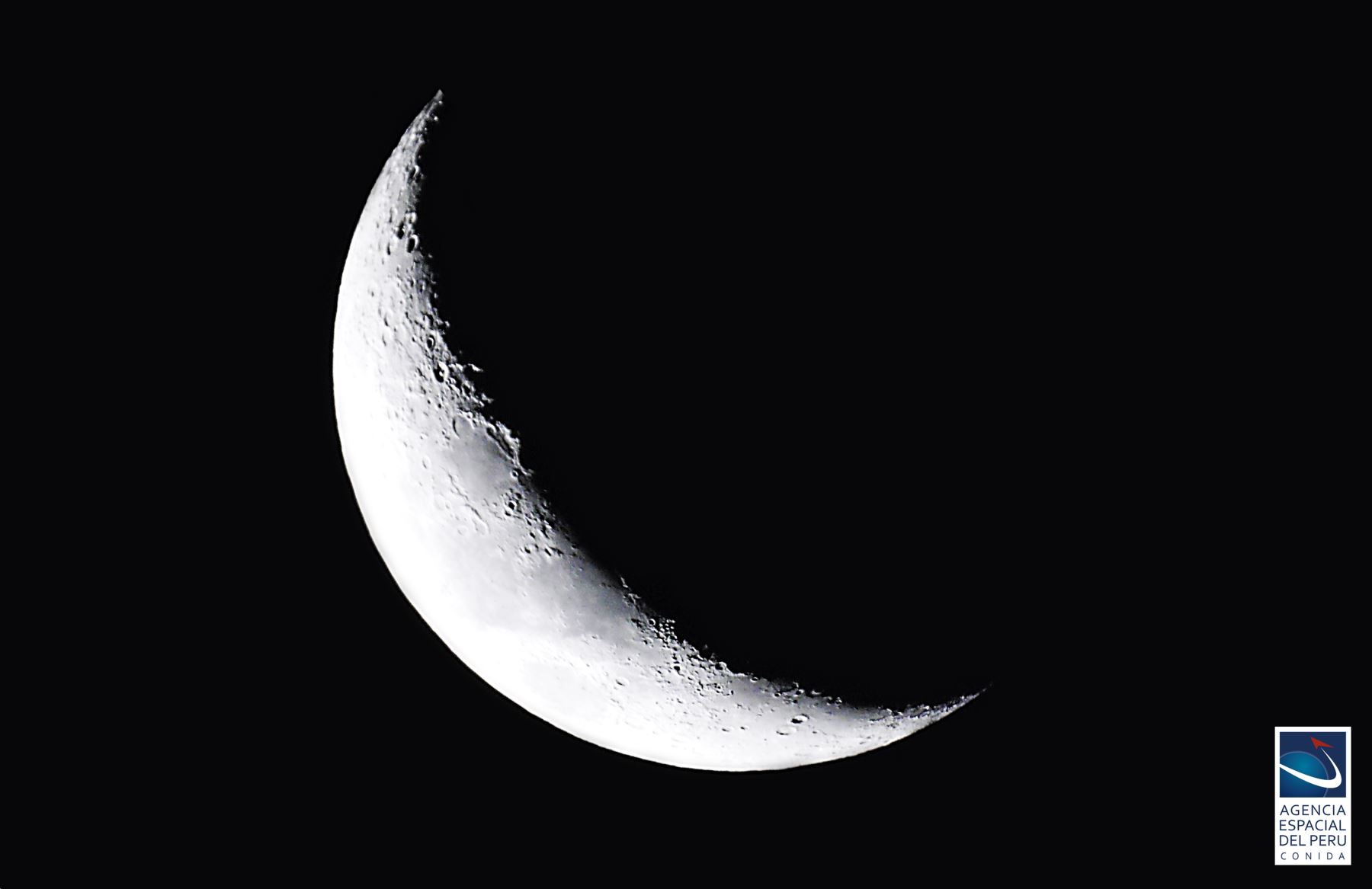 La fotografía tomada a las 18:31 pm, muestra las características del suelo lunar en esta fase tan estética. Foto: CONIDA
