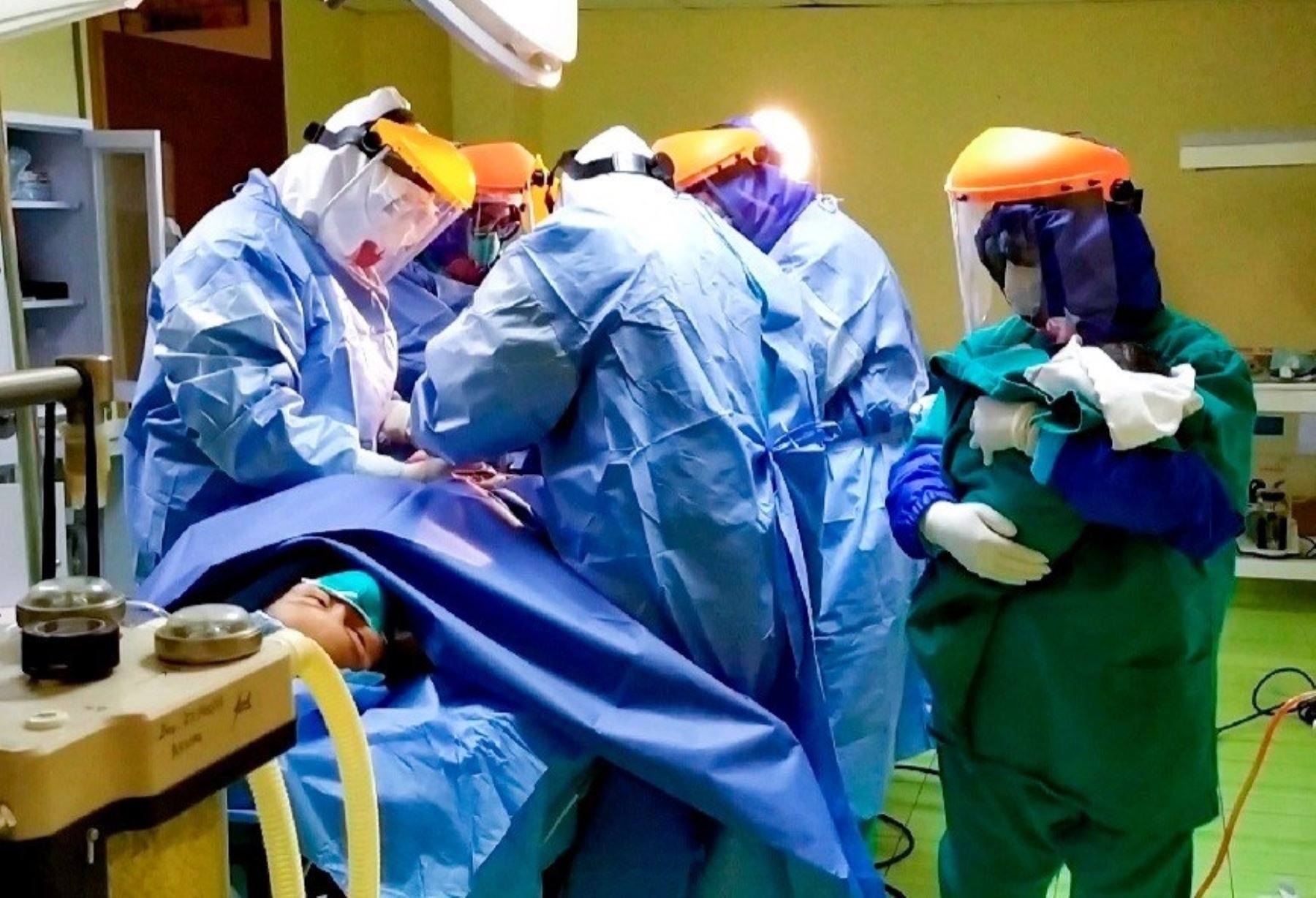 Médicos de Huancayo realizan primera cesárea a paciente con covid-19 y recién nacido sale negativo en la prueba rápida.