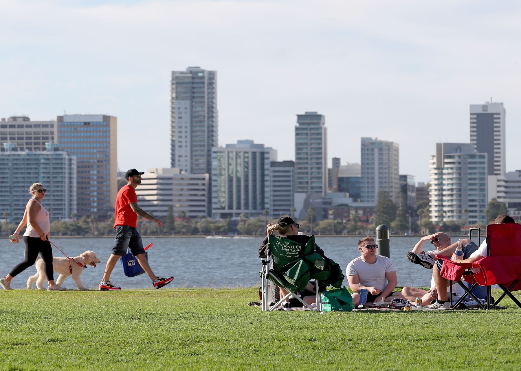 La gente disfruta del clima soleado en el Parque Sir James Mitchell en Perth, Australia. Foto: EFE