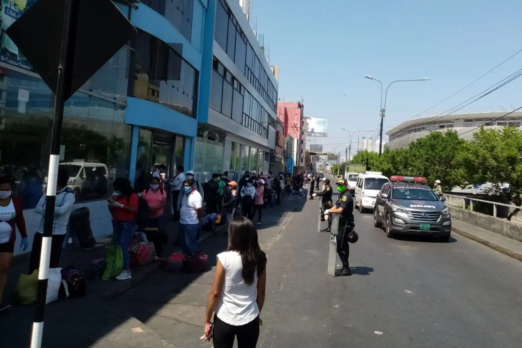 Más de 300 connacionales partieron de Lima hacia su región de origen habitual, Puno. En coordinación con la PCM, el GORE Puno, MINSA, la Policía Nacional, SUTRAN y el INDECI, se realizó el control de salubridad a pasajeros.

Foto: INDECI