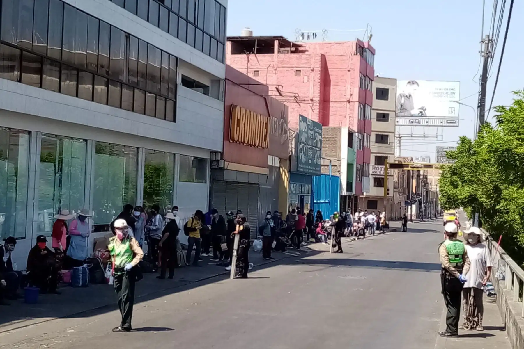 Más de 300 connacionales partieron de Lima hacia su región de origen habitual, Puno. En coordinación con la PCM, el GORE Puno, MINSA, la Policía Nacional, SUTRAN y el INDECI, se realizó el control de salubridad a pasajeros.

Foto: INDECI