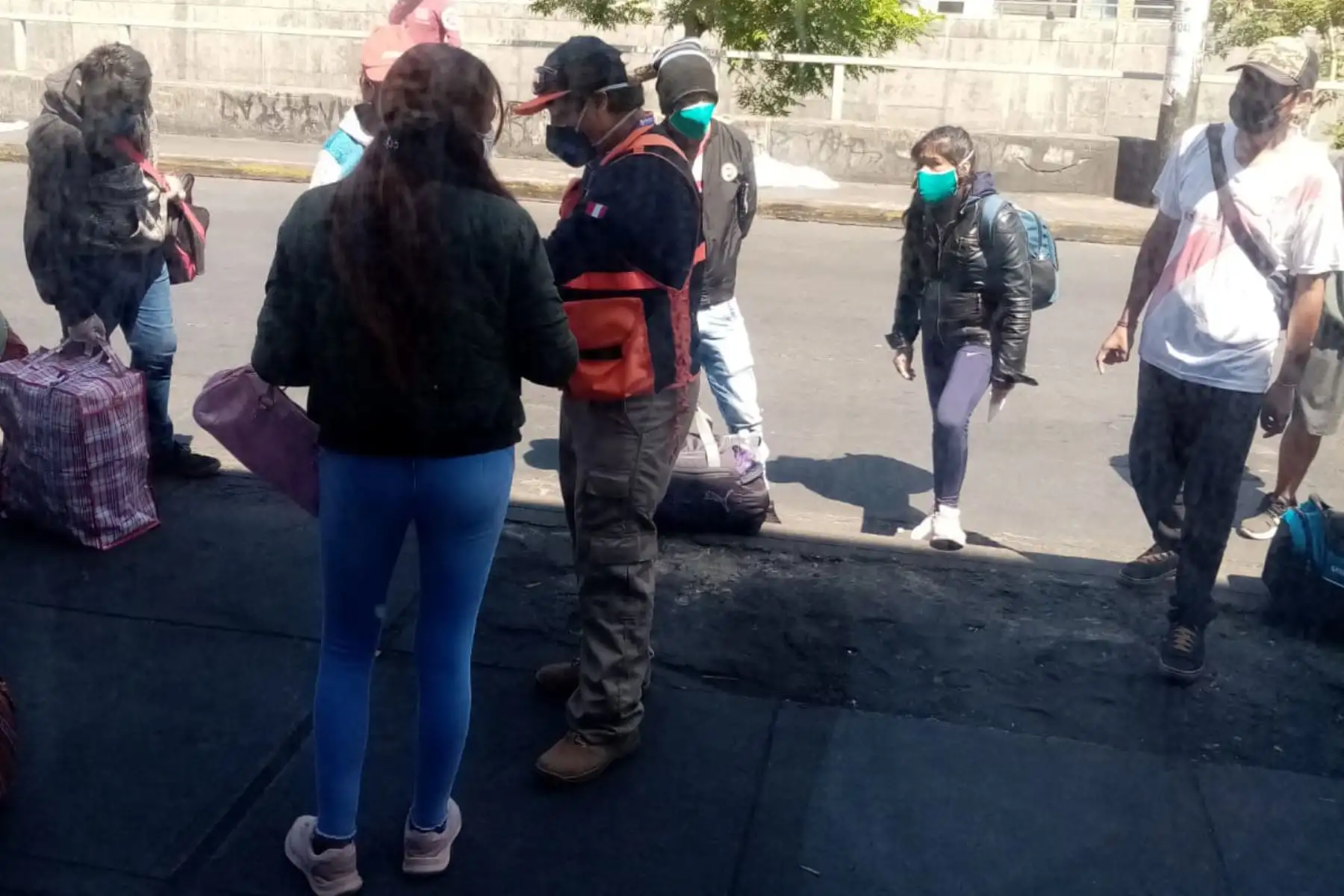 Más de 300 connacionales partieron de Lima hacia su región de origen habitual, Puno. En coordinación con la PCM, el GORE Puno, MINSA, la Policía Nacional, SUTRAN y el INDECI, se realizó el control de salubridad a pasajeros.

Foto: INDECI