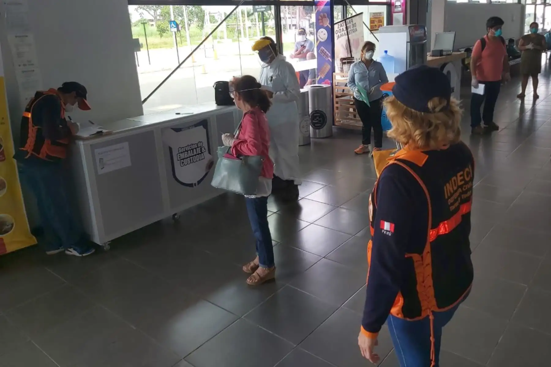 Más de 300 connacionales partieron de Lima hacia su región de origen habitual, Ucayali y viceversa. En coordinación con la PCM, el GORE Ucayali, MINSA, la Policía Nacional, SUTRAN y el INDECI, se realizó el control de salubridad a pasajeros.

Foto: INDECI
