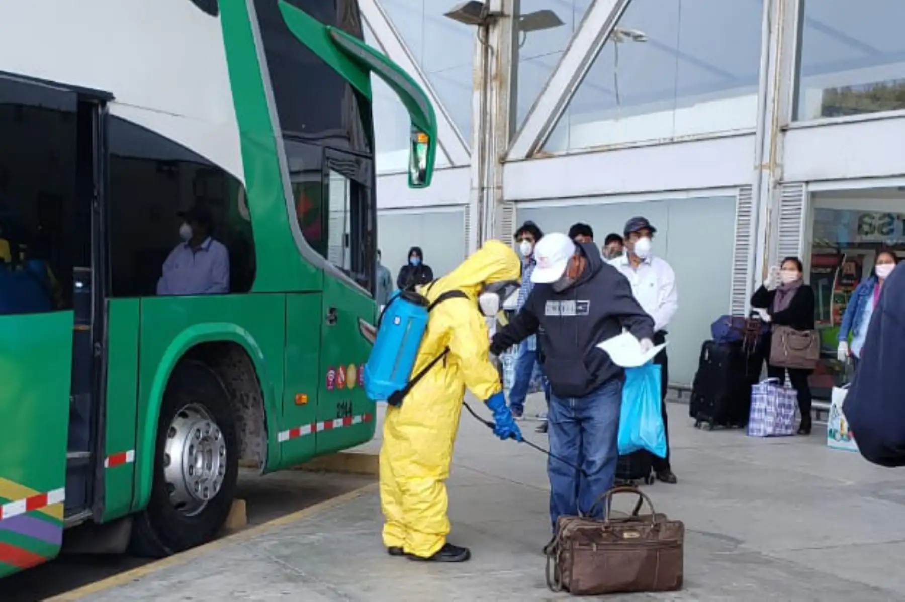 Alrededor de 125 connacionales son trasladados a Lima, su región de domicilio, desde Trujillo, en el marco de los TrasladosHumanitarios para cumplir el aislamiento social obligatorio.

Foto: INDECI