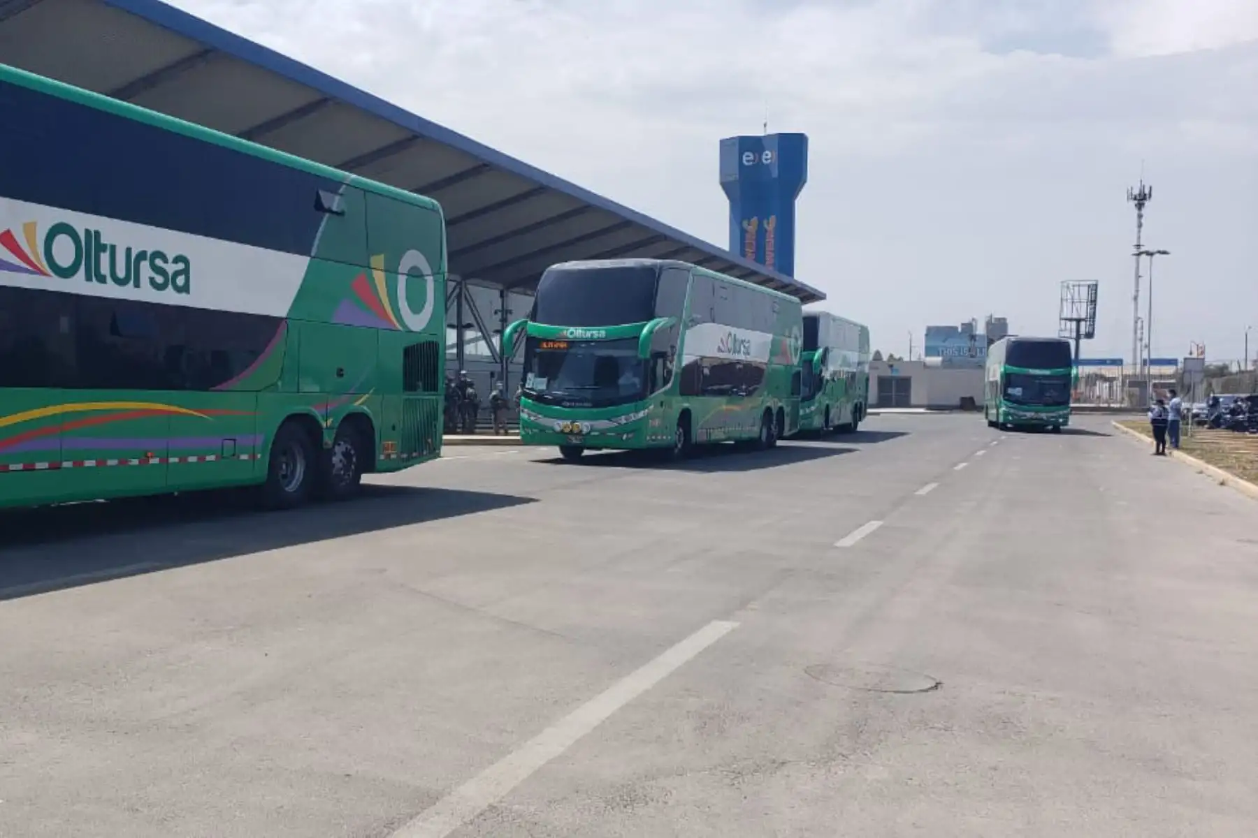 Alrededor de 125 connacionales son trasladados a Lima, su región de domicilio, desde Trujillo, en el marco de los TrasladosHumanitarios para cumplir el aislamiento social obligatorio.

Foto: INDECI