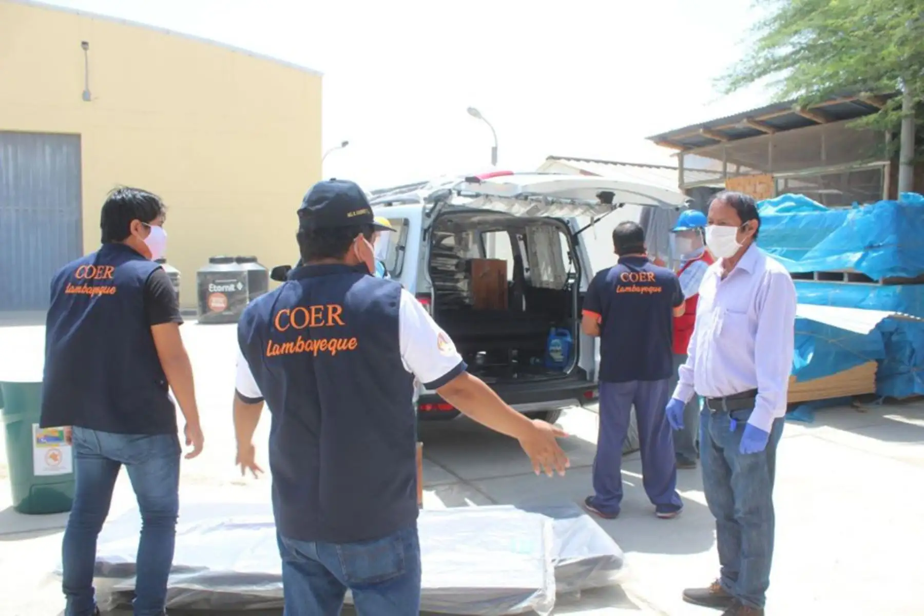 El Gobierno Regional de Lambayeque  hizo entrega de tres carpas familiares y cinco tanques de agua eternit de 1,100 litros  para  labores de desinfección de vehículos de transporte.
Foto:Gobierno Regional de Lambayeque