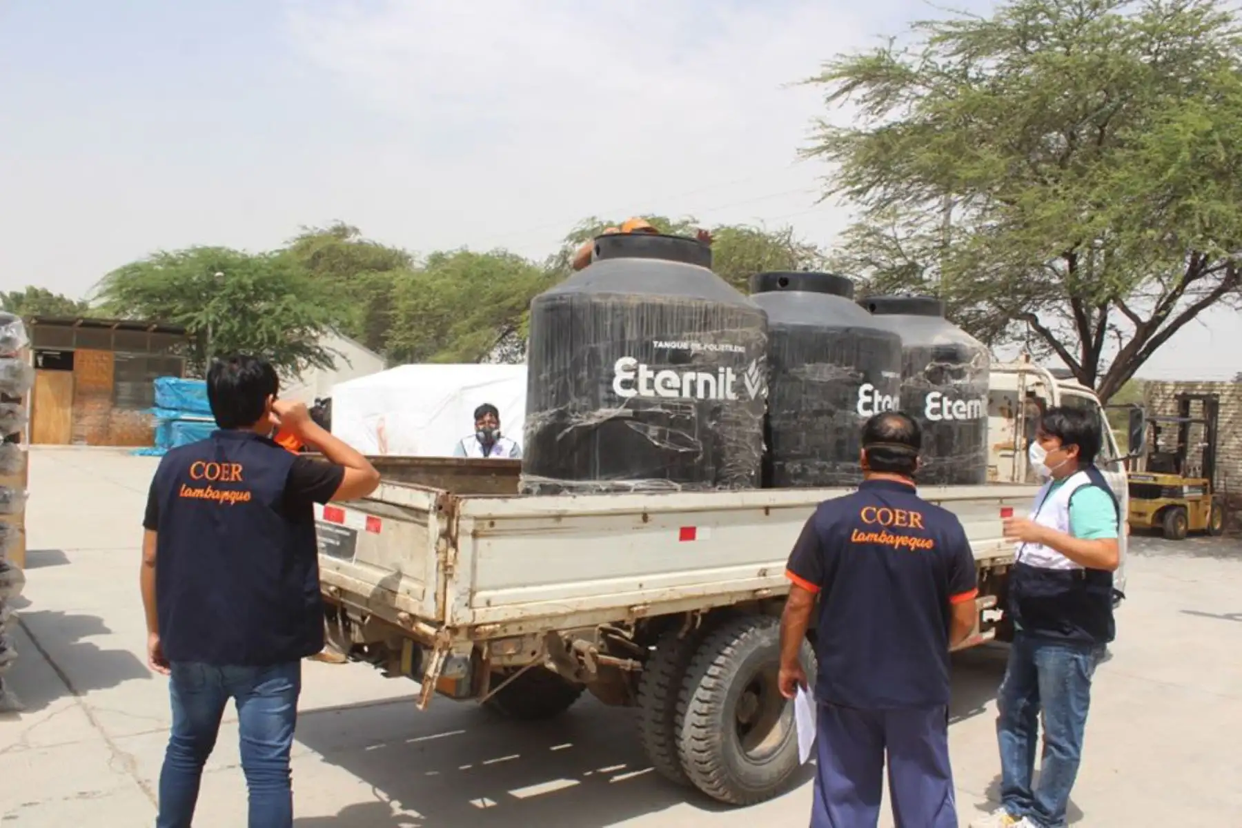 El Gobierno Regional de Lambayeque  hizo entrega de tres carpas familiares y cinco tanques de agua eternit de 1,100 litros  para  labores de desinfección de vehículos de transporte.
Foto:Gobierno Regional de Lambayeque