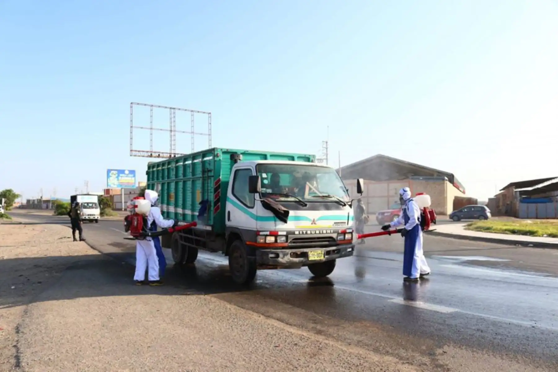 El Gobierno Regional de Lambayeque  hizo entrega de tres carpas familiares y cinco tanques de agua eternit de 1,100 litros  para  labores de desinfección de vehículos de transporte.
Foto:Gobierno Regional de Lambayeque