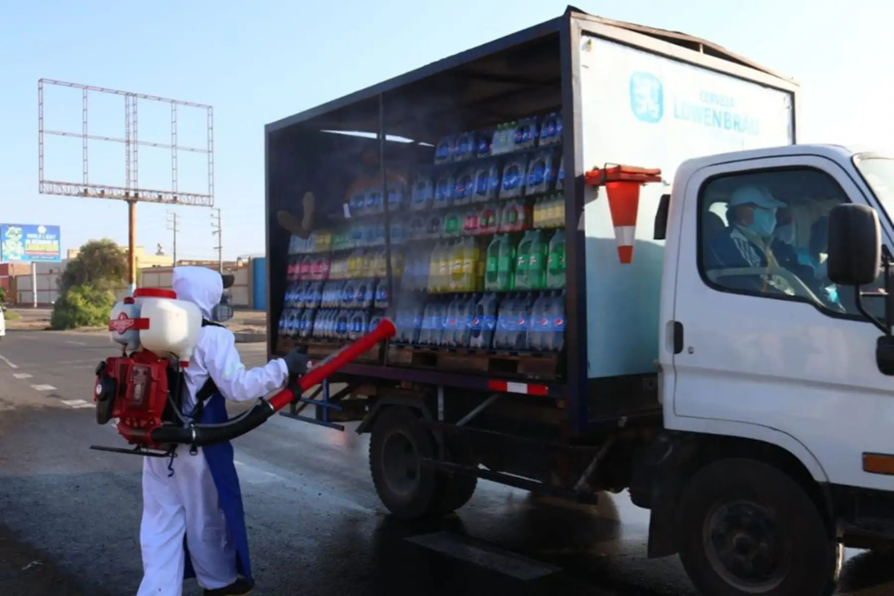 El Gobierno Regional de Lambayeque  hizo entrega de tres carpas familiares y cinco tanques de agua eternit de 1,100 litros  para  labores de desinfección de vehículos de transporte.
Foto:Gobierno Regional de Lambayeque