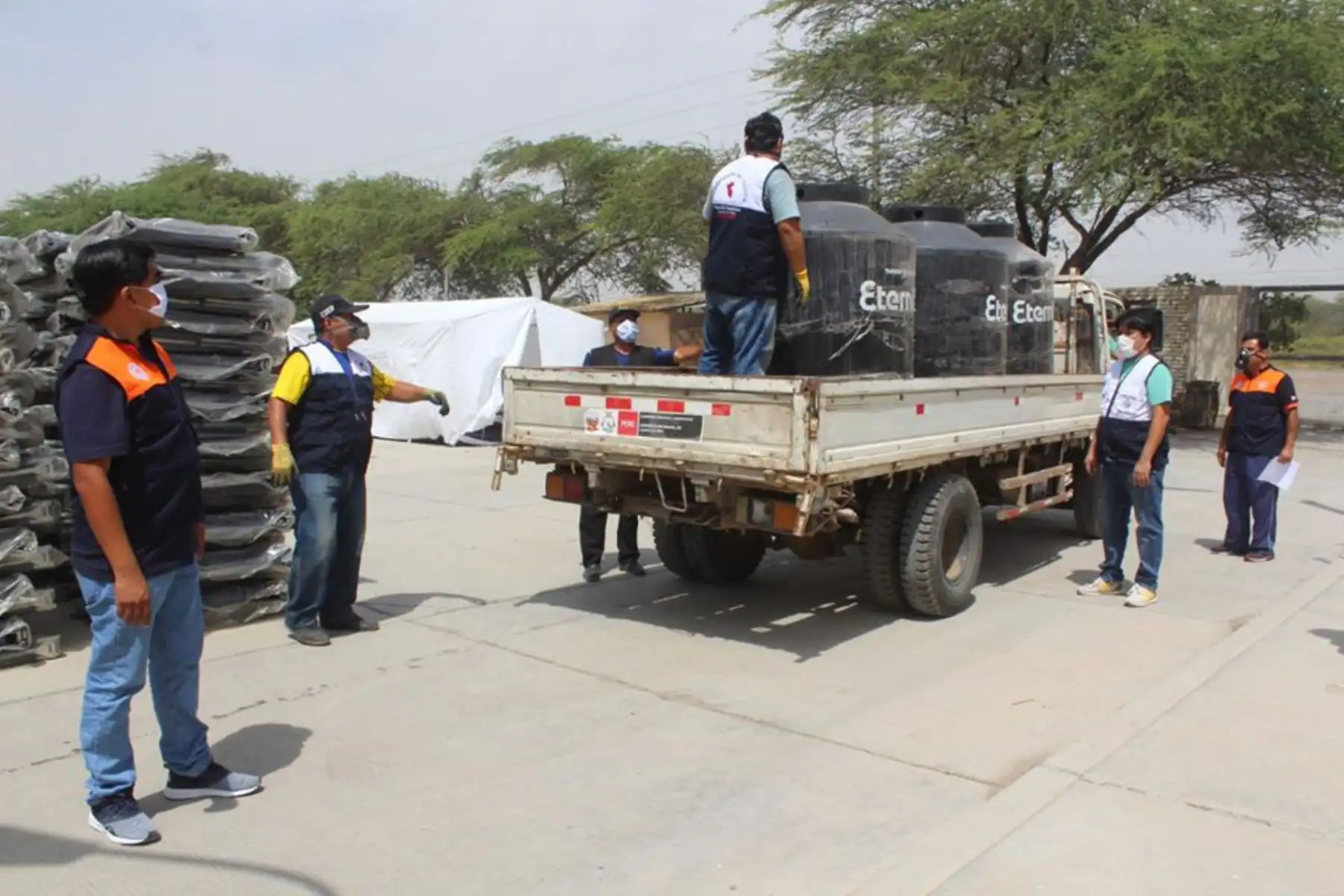 El Gobierno Regional de Lambayeque  hizo entrega de tres carpas familiares y cinco tanques de agua eternit de 1,100 litros  para  labores de desinfección de vehículos de transporte.
Foto:Gobierno Regional de Lambayeque