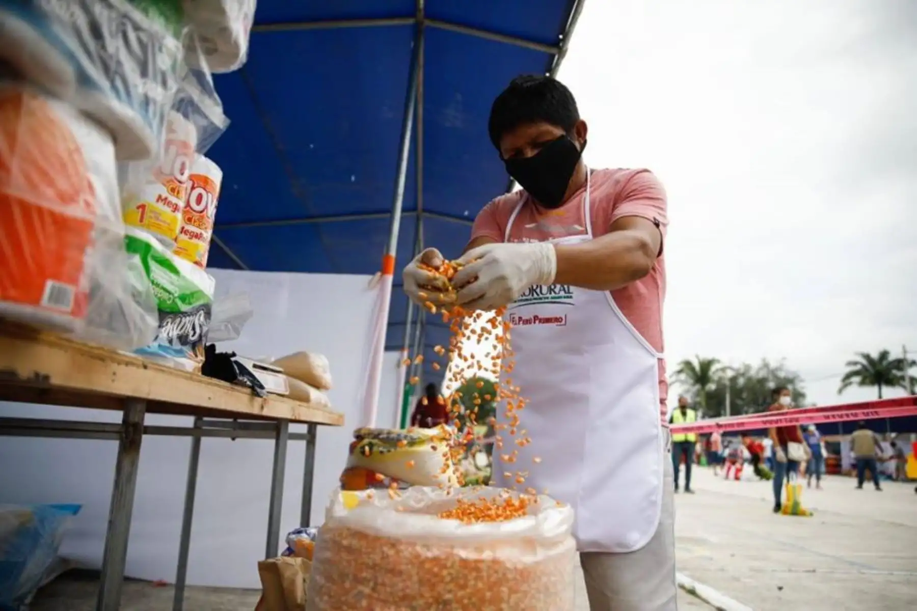 El Ministerio de Agricultura promueve  el mercado itinerante “De la Chacra a la Olla” en el campo ferial Ayaymama de Moyobamba de la región San Martín.
Foto: Gobierno Regional San Martín