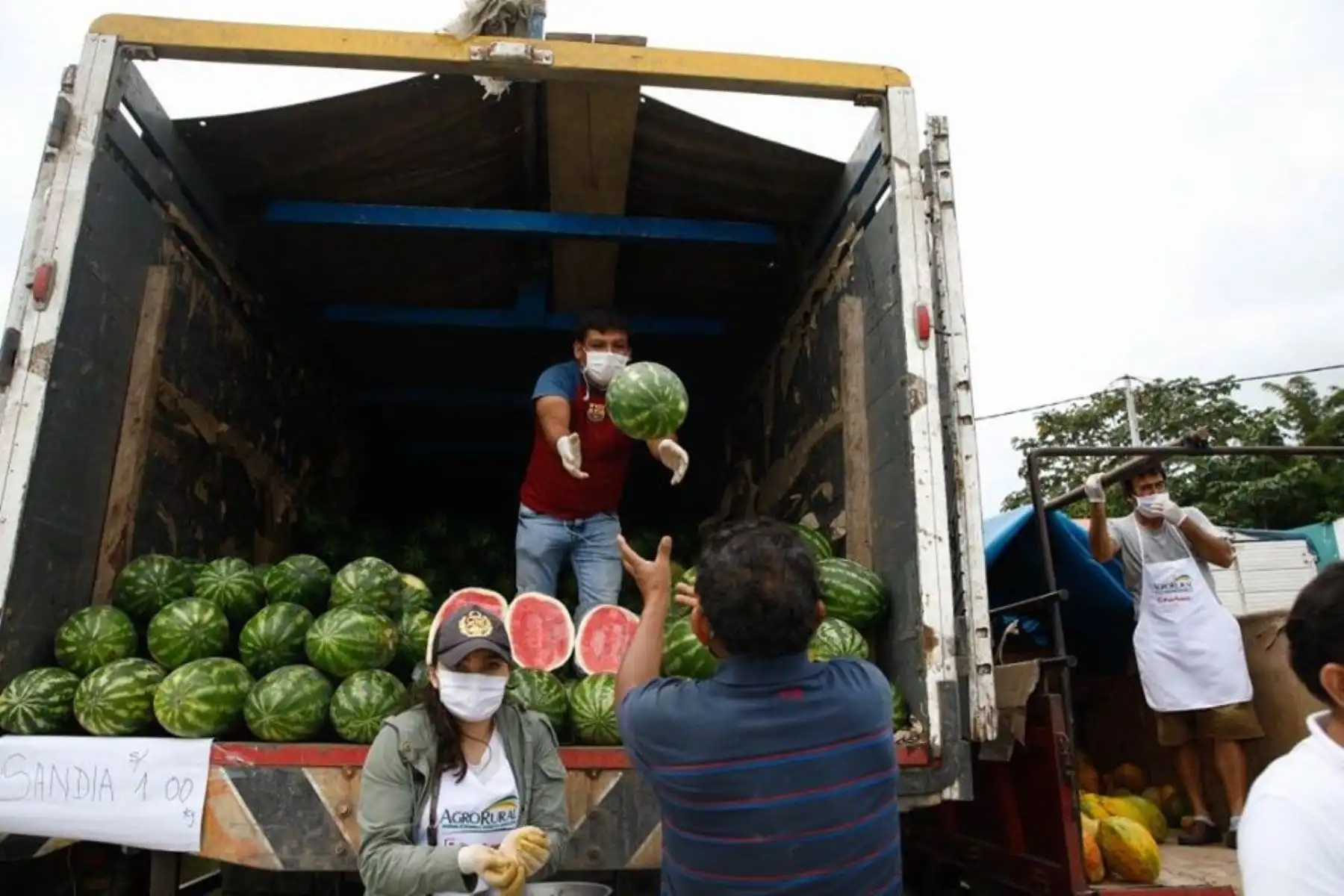 El Ministerio de Agricultura y el Gobierno Regional de San Martín promueven  el mercado itinerante “De la Chacra a la Olla” en el campo ferial Ayaymama de Moyobamba de la región San Martín.
Foto: Gobierno Regional San Martín