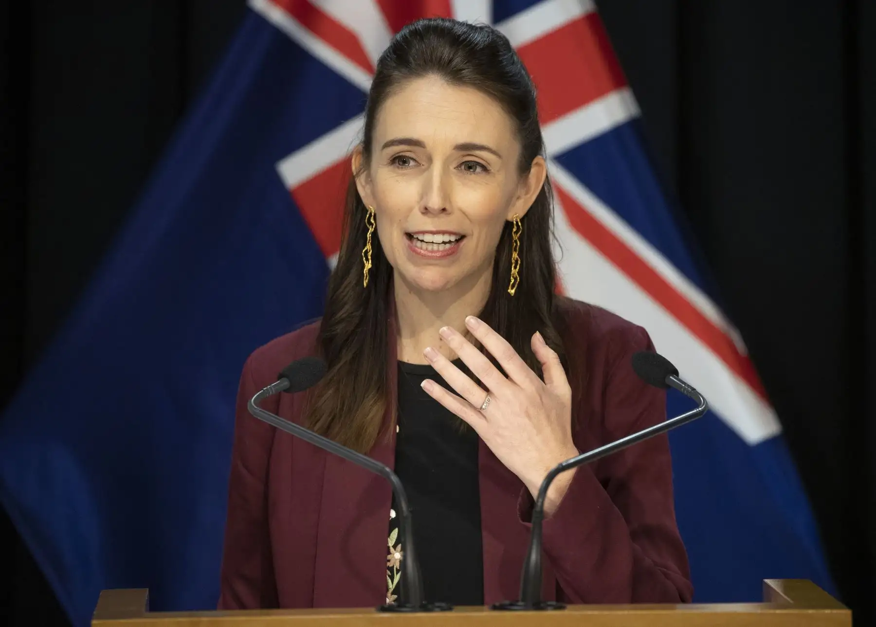 La primera ministra Jacinda Ardern brinda una conferncia de prensa anunciando que todo vuelve a la normalidad en Nueva Zelanda. Con casos de contagio de un solo dígito durante siete días el gobierno anunció que el virus ha sido "actualmente eliminado" en el país insular. Foto: AFP