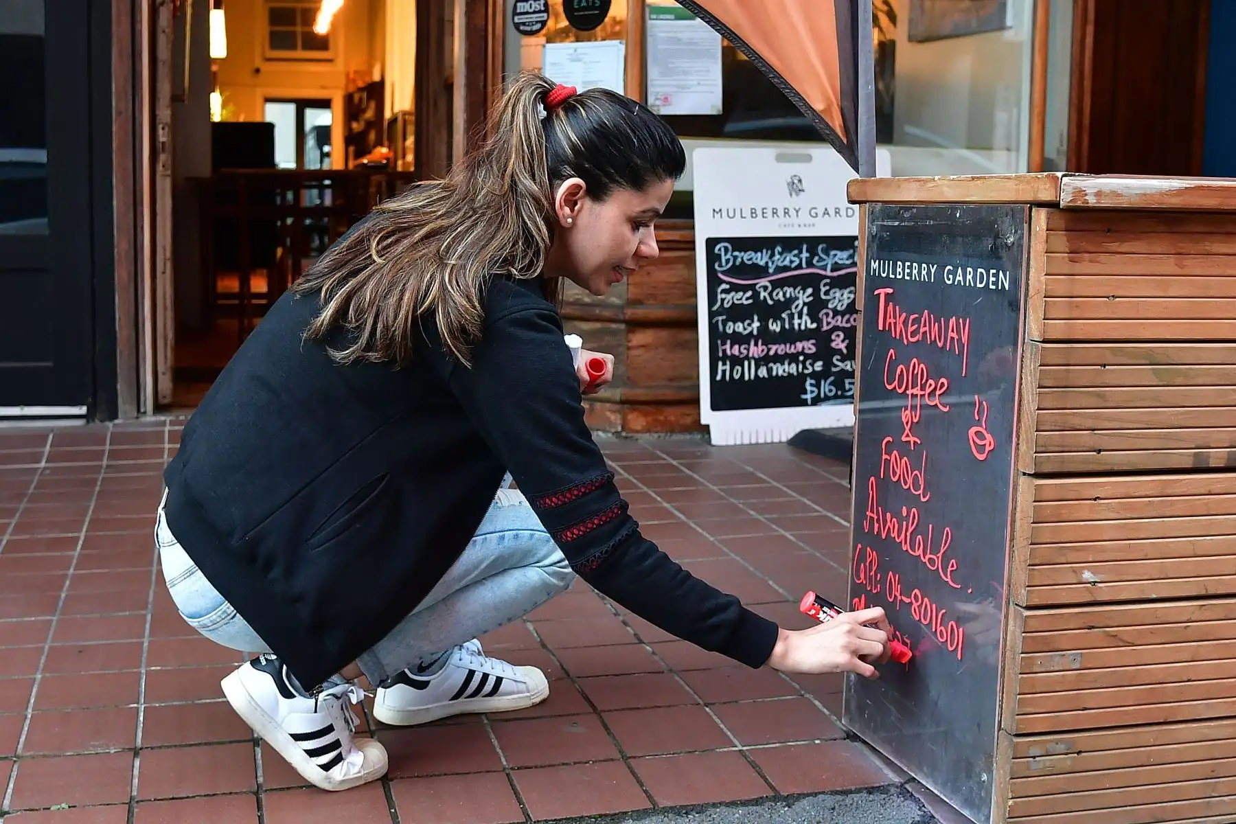 Todo vuelve a la normalidad en Nueva Zelanda. Con casos de contagio de un solo dígito durante siete días el gobierno anunció que el virus ha sido "actualmente eliminado" en el país insular. Foto: AFP